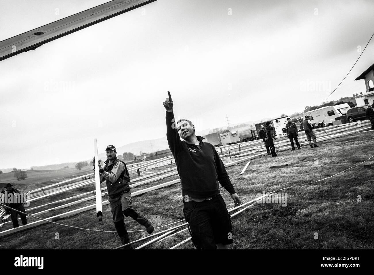 Deutschland, Bayern, Antdorf, Festwoche des Trachtenvereins. Männer bauen  ein Zelt Stockfotografie - Alamy