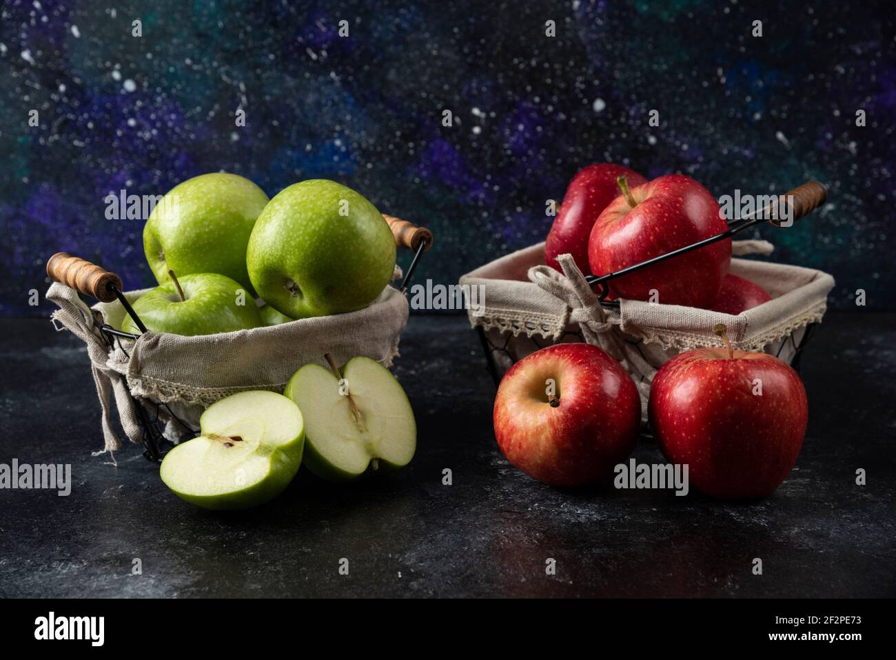 Reife rote und grüne Bio-Äpfel in Metallkörben Stockfoto