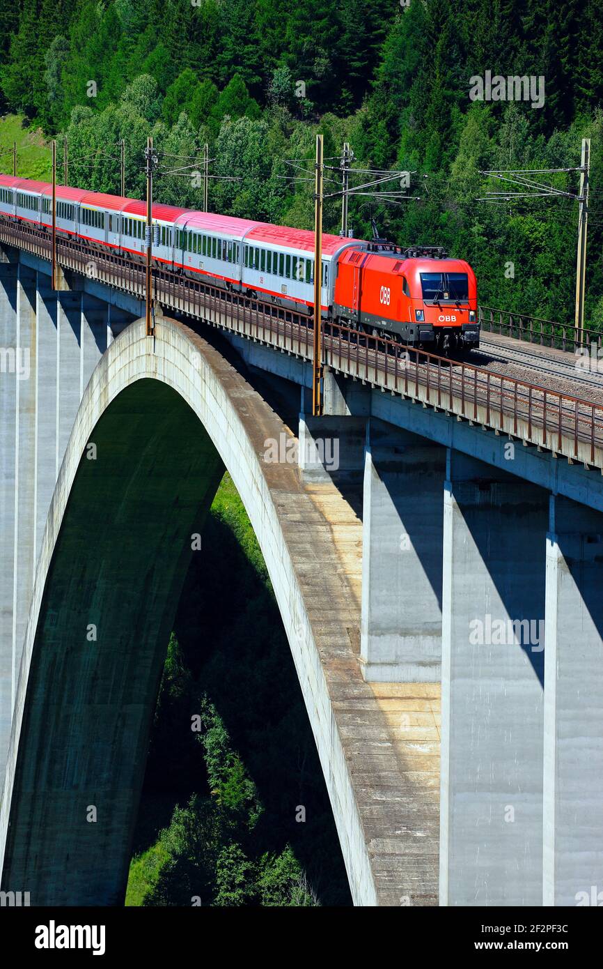 Personenzug der Tauernbahn-Südrampe auf der Pfaffenberg-Zwenberg-Brücke im Hochformat, Stockfoto