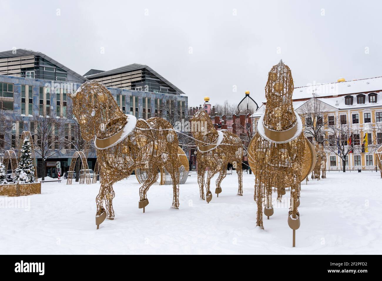 Deutschland, Sachsen-Anhalt, Magdeburg, beleuchtete Pferde auf dem Magdeburger Domplatz dahinter die Norddeutsche Landesbank, das Hundertwasserhaus "Grüne Zitadelle" und der landtag Sachsen-Anhalt. Stockfoto