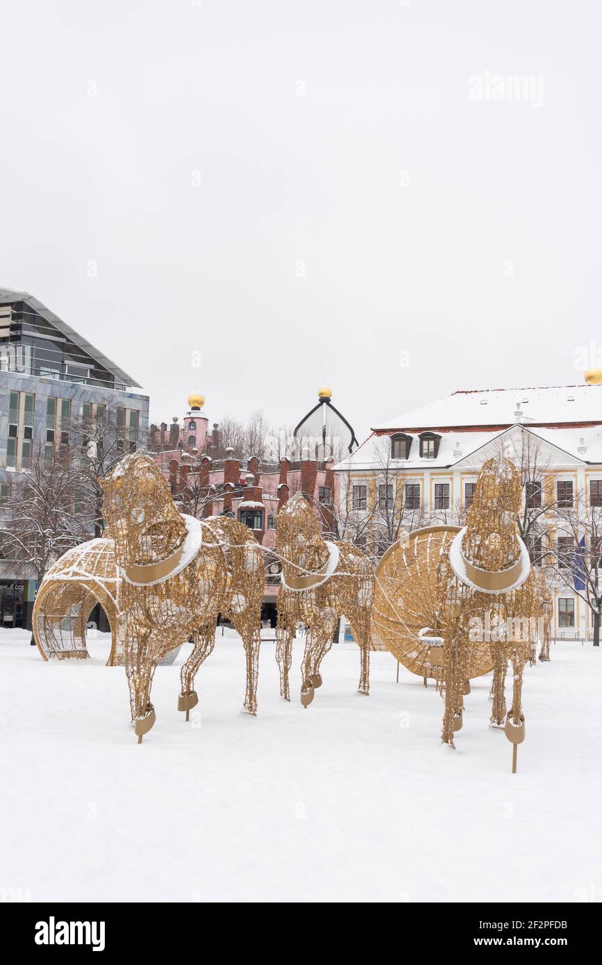 Deutschland, Sachsen-Anhalt, Magdeburg, beleuchtete Pferde auf dem Magdeburger Domplatz dahinter die Norddeutsche Landesbank, das Hundertwasserhaus "Grüne Zitadelle" und der landtag Sachsen-Anhalt. Stockfoto