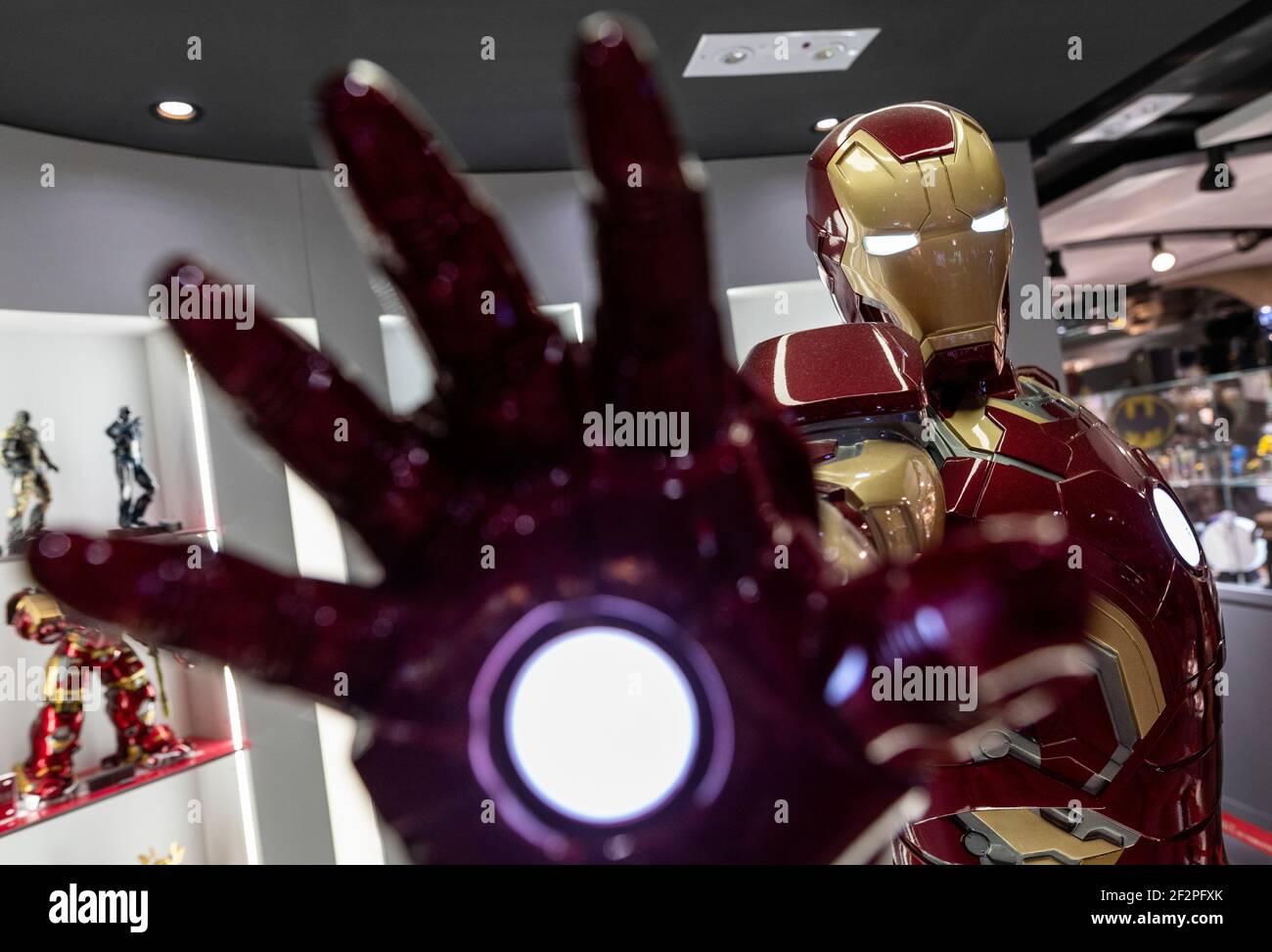 Hongkong, China. März 2021, 12th. Disney-eigenes Eigentum, Marvel, Avengers Comic und Film Iron-man menschlichen Größe Figur Ironman wird in einem Geschäft in Hong Kong angezeigt. (Foto: Chukrut Budrul/SOPA Images/Sipa USA) Quelle: SIPA USA/Alamy Live News Stockfoto