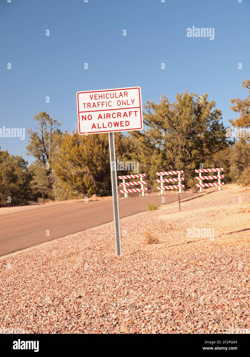Seltsames Schild in einem privaten Luftpark in Payson, Arizona, wo die Besitzer ihre kleinen Flugzeuge von zu Hause zum Flughafen Taxi nehmen können. Stockfoto