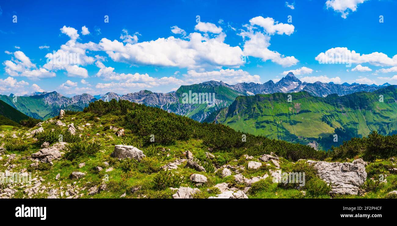 Koblat-Höhenweg am Nebelhorn, dahinter der Hochvogel, 2592m, Allgäuer Alpen, Allgäu, Bayern, Deutschland, Europa Stockfoto