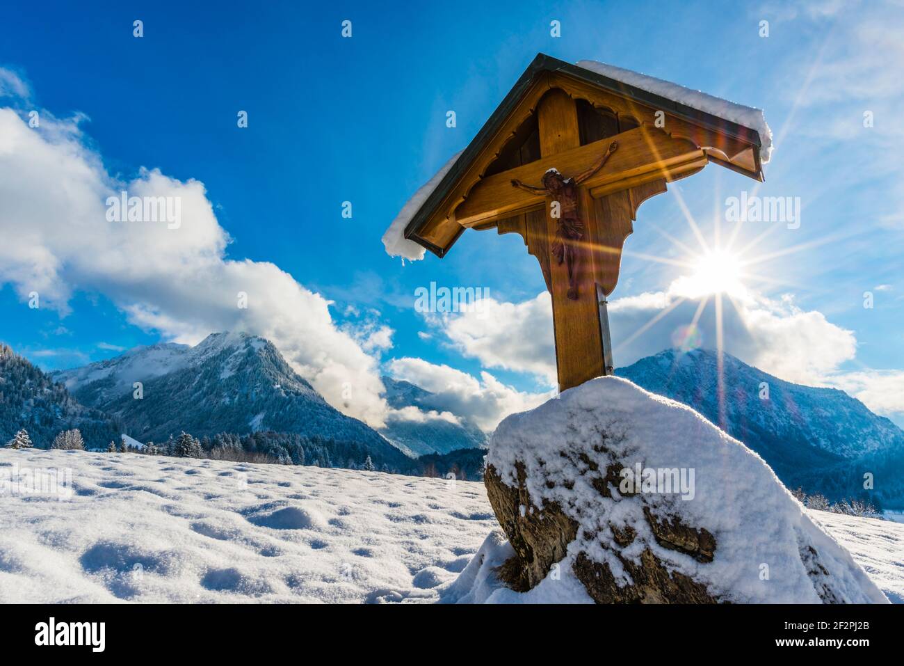 Feldkreuz bei Oberstdorf, dahinter das Trettachtal und Allgäuer Gebirge, Oberallgäu, Bayern, Deutschland, Europa Stockfoto