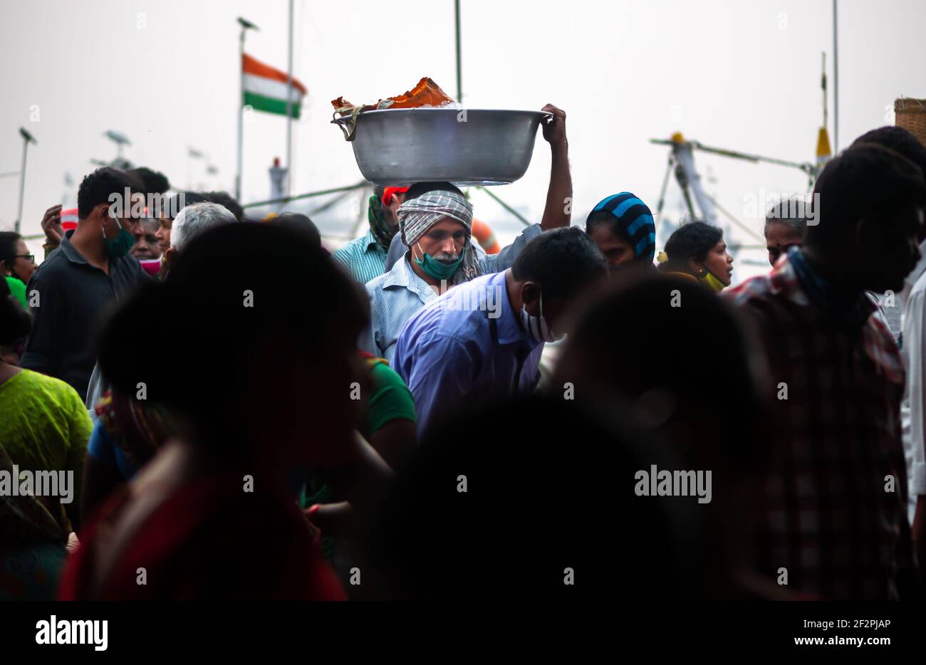 Mumbai, Indien - 1. Januar 2021 : nicht identifizierte Frauen und Männer handeln in einer Vielzahl von Fischen auf einem der ältesten Fischmarkt in Mumbai genannt Bhauch Stockfoto