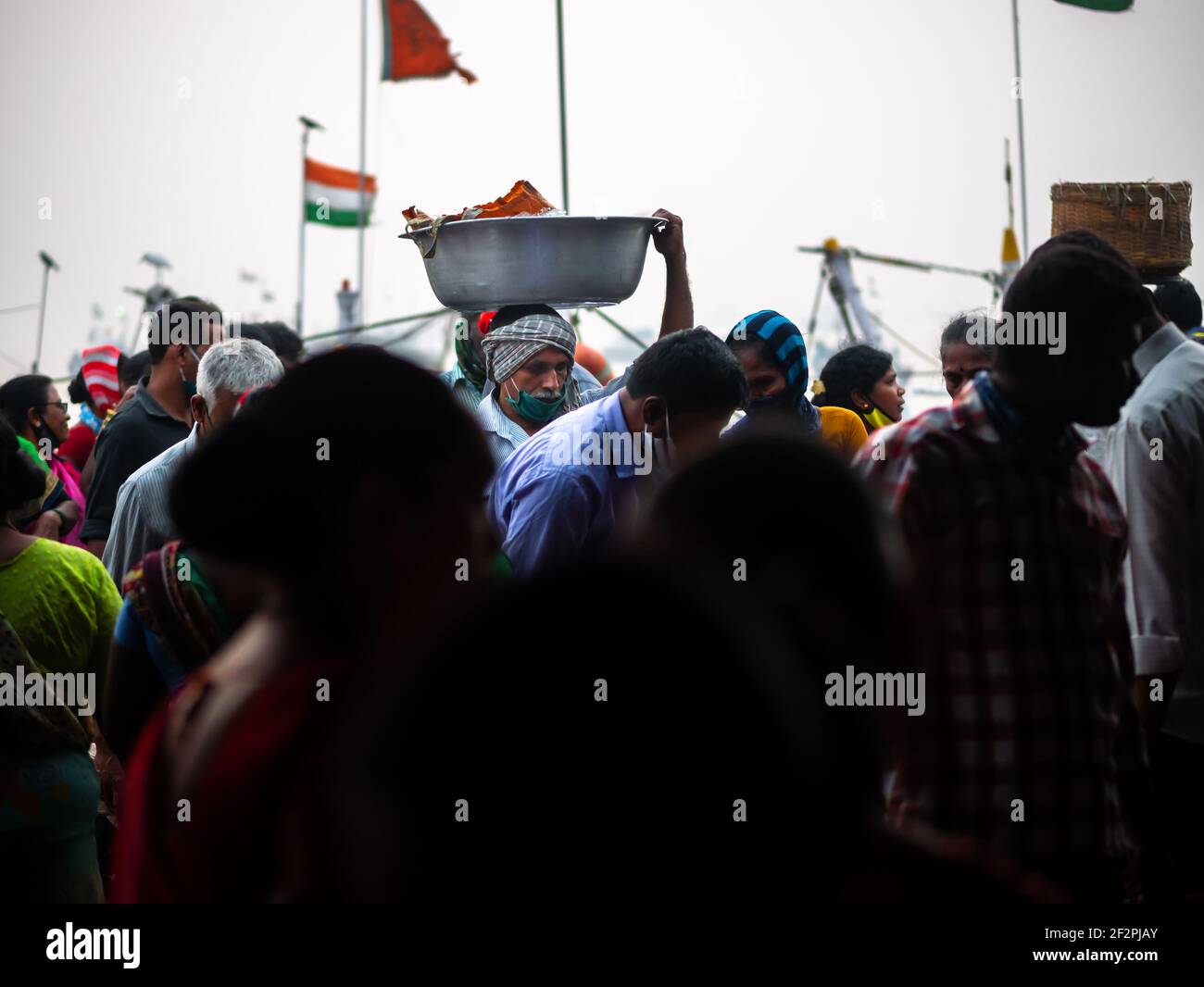 Mumbai, Indien - 1. Januar 2021 : nicht identifizierte Frauen und Männer handeln in einer Vielzahl von Fischen auf einem der ältesten Fischmarkt in Mumbai genannt Bhauch Stockfoto