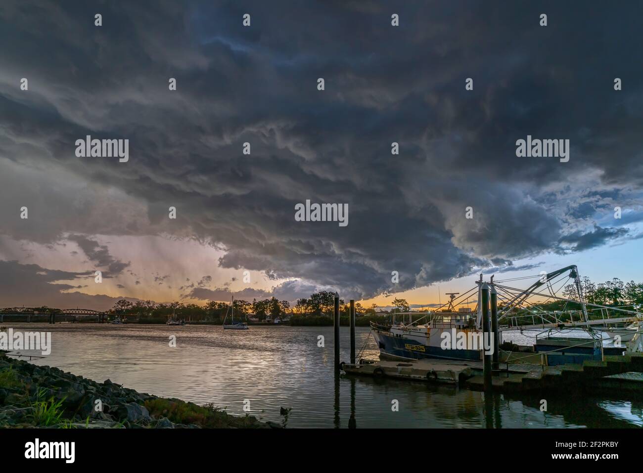 Eine Sturmfront nähert sich dem Fluss Stockfoto