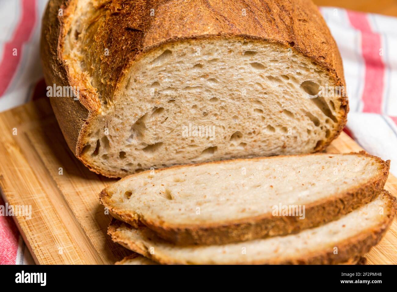 Frisches hausgemachtes Bio-Brot auf Holzplatte Stockfoto