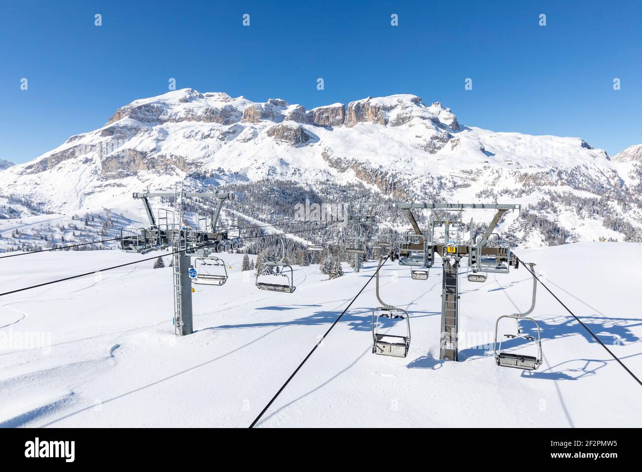 Winter 2020/21, Dolomites Superski Gebiet, Skikarussell, kein Wintersport, Corona Krise, Skilifte geschlossen, um Menschenmassen zu vermeiden und gegen die Coronavirus-Pandemie, alpen, dolomiten, italien Stockfoto