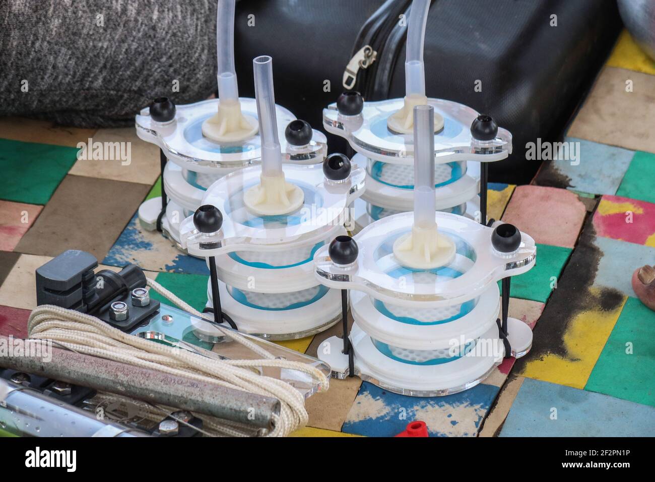 Kisumu, Nyanza, Kenia. März 2021, 9th. Filter für Tiefwasser-Mikroplastik-Probenahme während der Untersuchungen.Bahati Mayoma, ein tansanischer Forscher, der sich auf aquatische Ökologie und Umweltmanagement spezialisiert hat, untersucht das Ausmaß der Mikroplastik-Verschmutzung im Viktoriasee. Quelle: James Wakibia/SOPA Images/ZUMA Wire/Alamy Live News Stockfoto