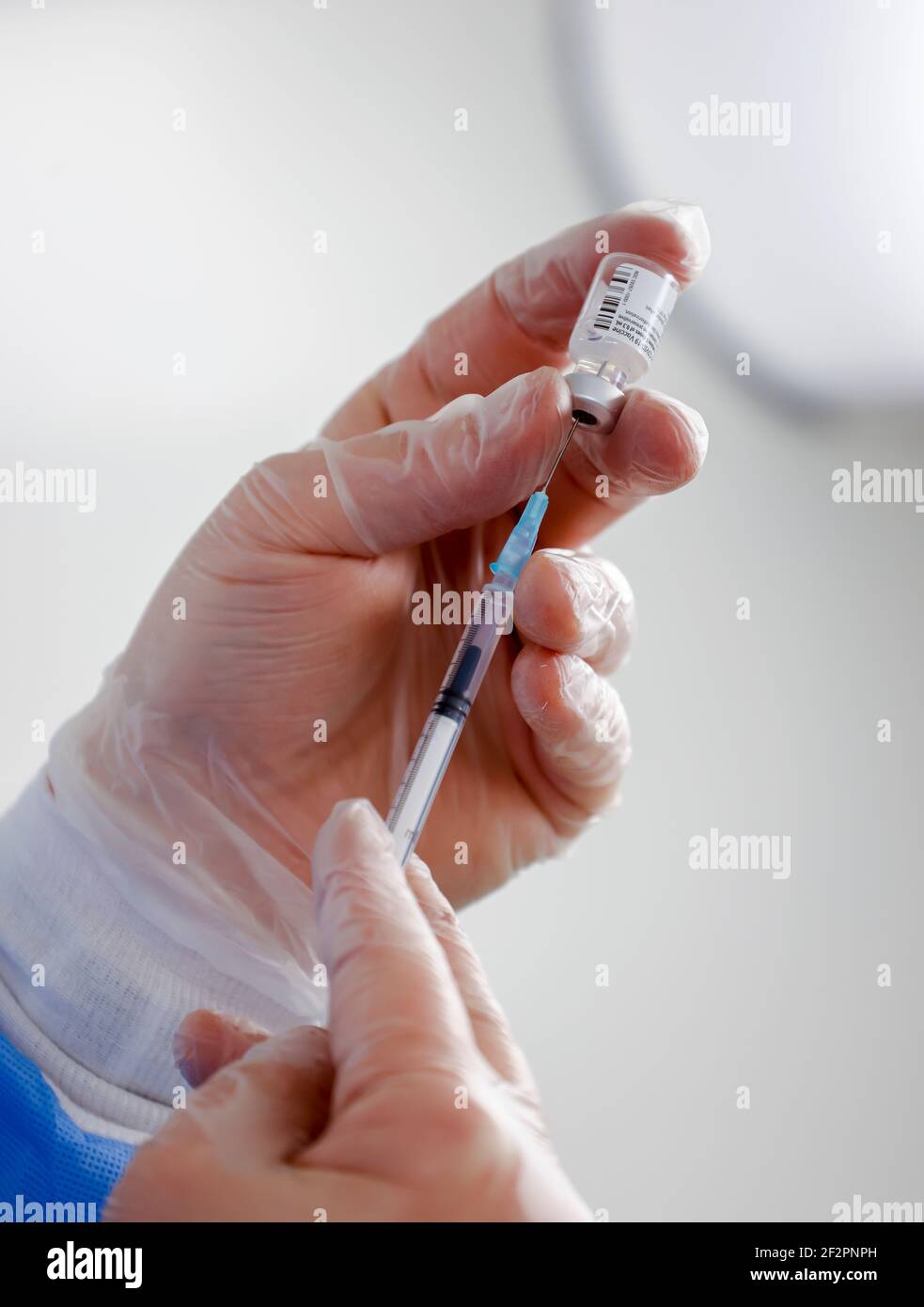 Essen, Nordrhein-Westfalen, Deutschland - Impfbeginn im Corona Impfzentrum Essen werden die Impfspritzen, BioNTech-Pfizer-Impfstoff, 6 Impfdosen aus einer Ampulle auf Impfspritzen gezogen. Stockfoto