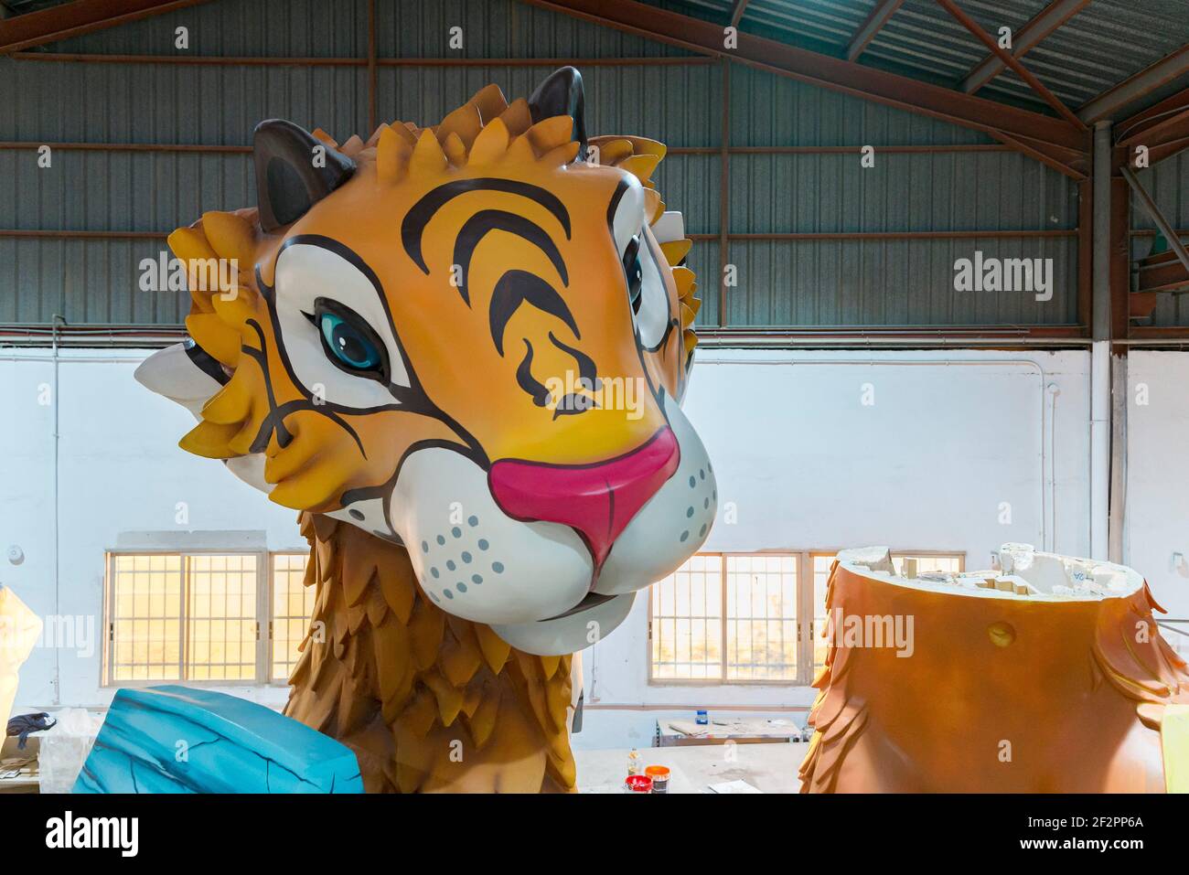 Benaguacil, Spanien. Februar 2021, 2nd. Blick auf einen Tiger während des Bauprozesses der Falla.die Valencia Fallas wurden aufgrund der gesundheitlichen Situation durch die Pandemie von Covid19 ausgesetzt. Das Werk Fallas muss bis zur zweiten Jahreshälfte 2021 warten. Die Hauptfalla der Plaza del Ayuntamiento ist bereits in die letzte Bauphase eingetreten. Die letzten Details wurden in der Werkstatt des Fallas-Künstlers Alejandro Santaeulalia zusammen mit dem Künstler und Designer Antonio Segura Donat gemacht.Credit: Xisco Navarro/SOPA Images/ZUMA Wire/Alamy Live News Stockfoto