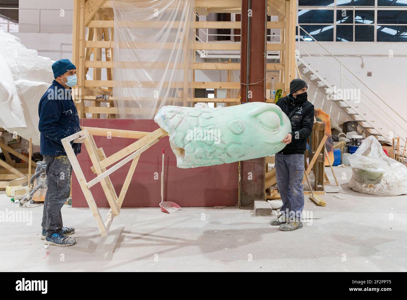 Benaguacil, Spanien. Februar 2021, 2nd. Arbeiter werden während des Bauprozesses der Falla gesehen.die Valencia Fallas wurden wegen der gesundheitlichen Situation ausgesetzt, die durch die Pandemie von Covid19 verursacht wurde. Das Werk Fallas muss bis zur zweiten Jahreshälfte 2021 warten. Die Hauptfalla der Plaza del Ayuntamiento ist bereits in die letzte Bauphase eingetreten. Die letzten Details wurden in der Werkstatt des Fallas-Künstlers Alejandro Santaeulalia zusammen mit dem Künstler und Designer Antonio Segura Donat gemacht.Credit: Xisco Navarro/SOPA Images/ZUMA Wire/Alamy Live News Stockfoto