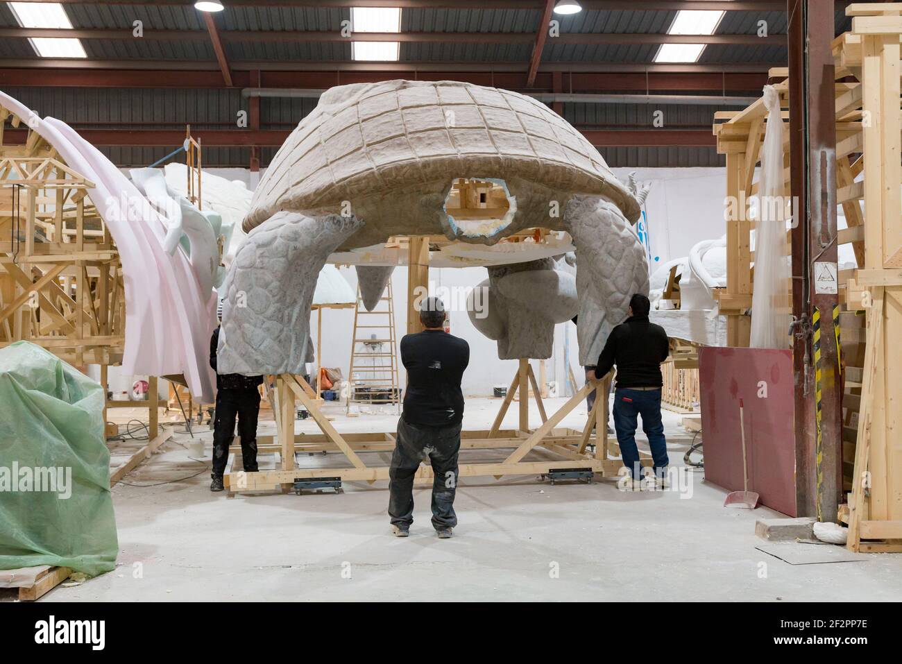 Benaguacil, Spanien. Februar 2021, 2nd. Arbeiter werden während des Bauprozesses der Falla gesehen.die Valencia Fallas wurden wegen der gesundheitlichen Situation ausgesetzt, die durch die Pandemie von Covid19 verursacht wurde. Das Werk Fallas muss bis zur zweiten Jahreshälfte 2021 warten. Die Hauptfalla der Plaza del Ayuntamiento ist bereits in die letzte Bauphase eingetreten. Die letzten Details wurden in der Werkstatt des Fallas-Künstlers Alejandro Santaeulalia zusammen mit dem Künstler und Designer Antonio Segura Donat gemacht.Credit: Xisco Navarro/SOPA Images/ZUMA Wire/Alamy Live News Stockfoto