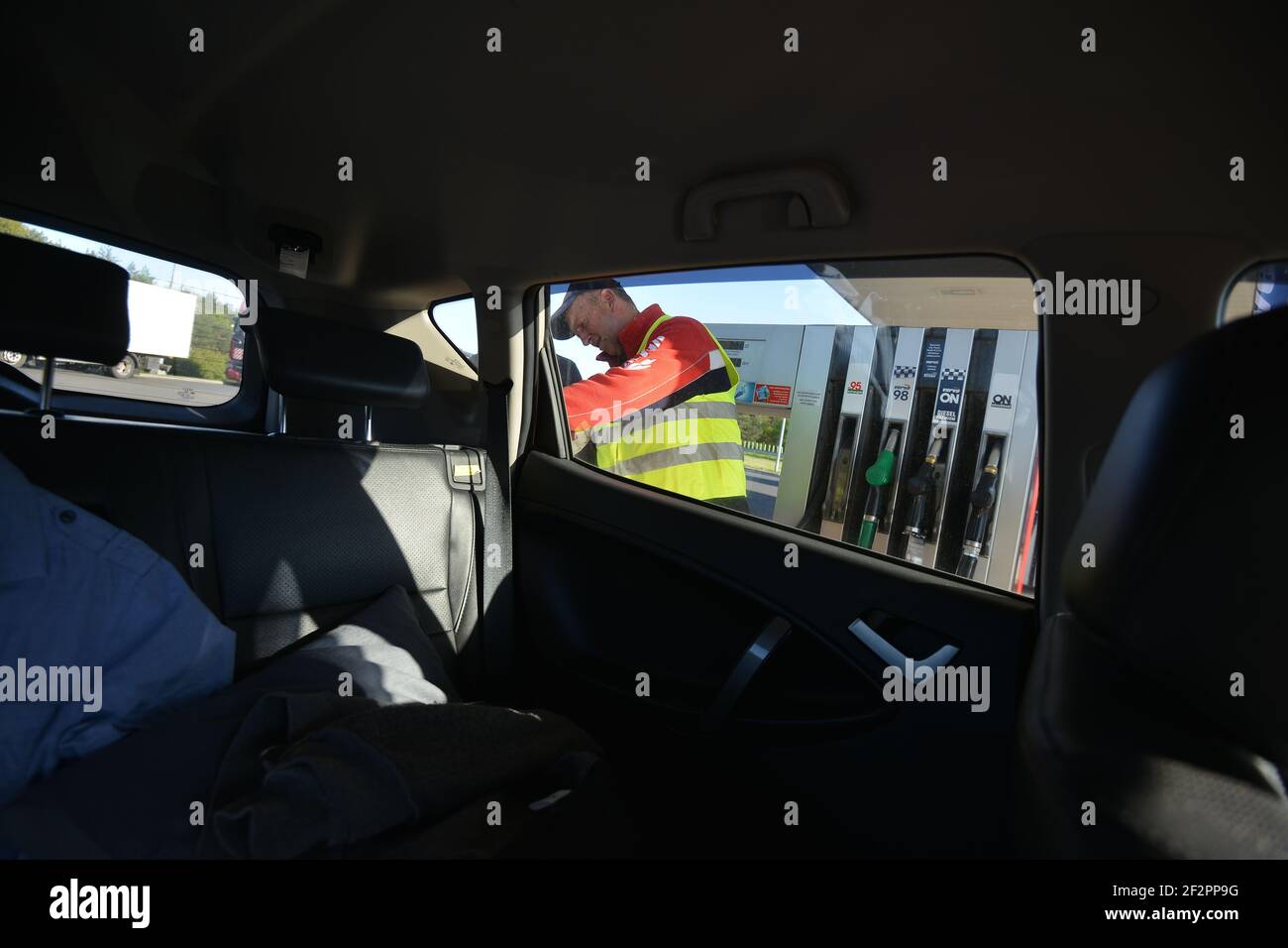 Warschau, POLEN - 05. MAI 2016: Tanker hilft beim Tanken eines Autos in Polen Stockfoto