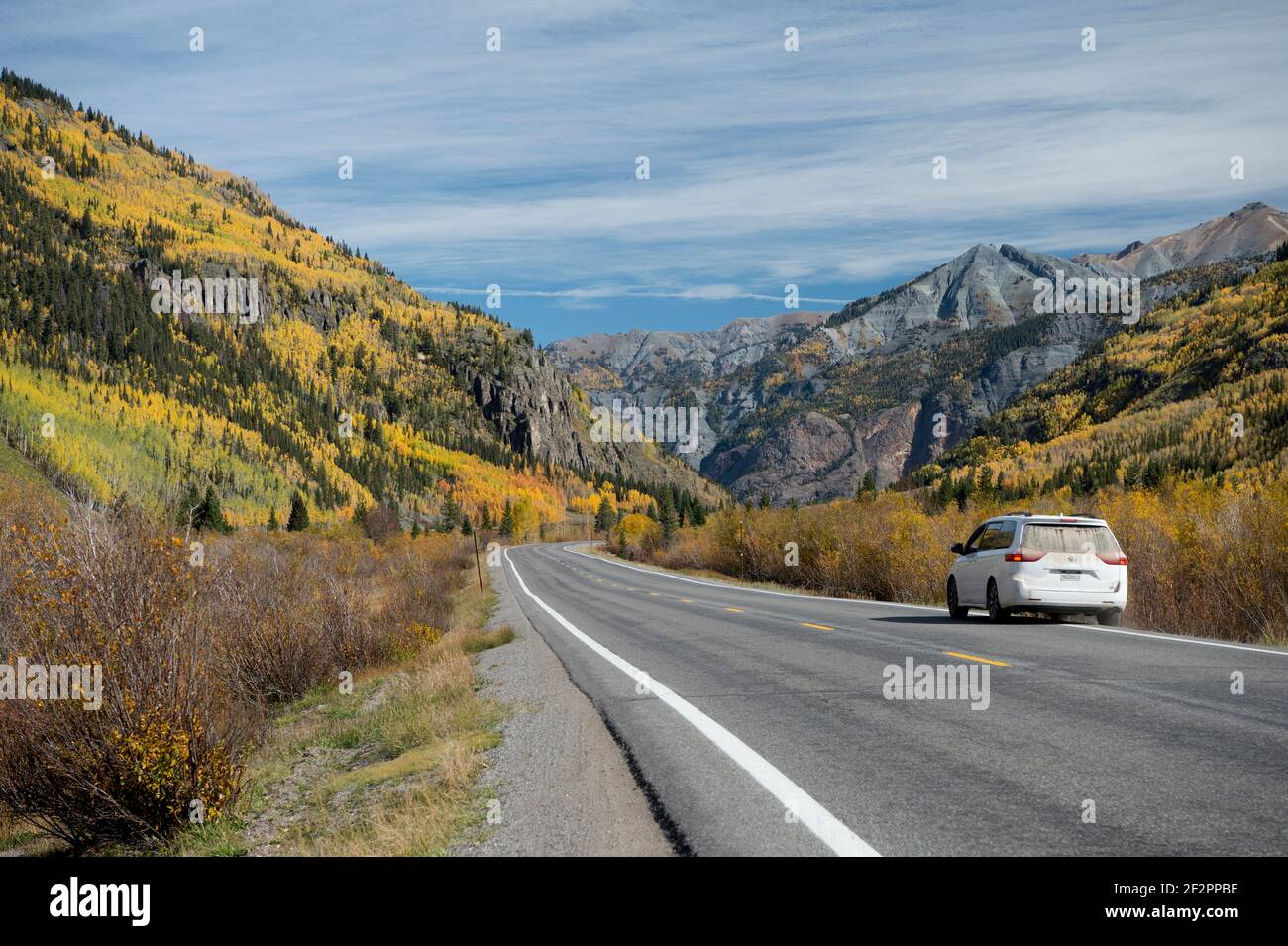 Herbstfarbe entlang des Million Dollar Highway (State Route 145) zwischen Silverton und Ouray, Colorado Stockfoto