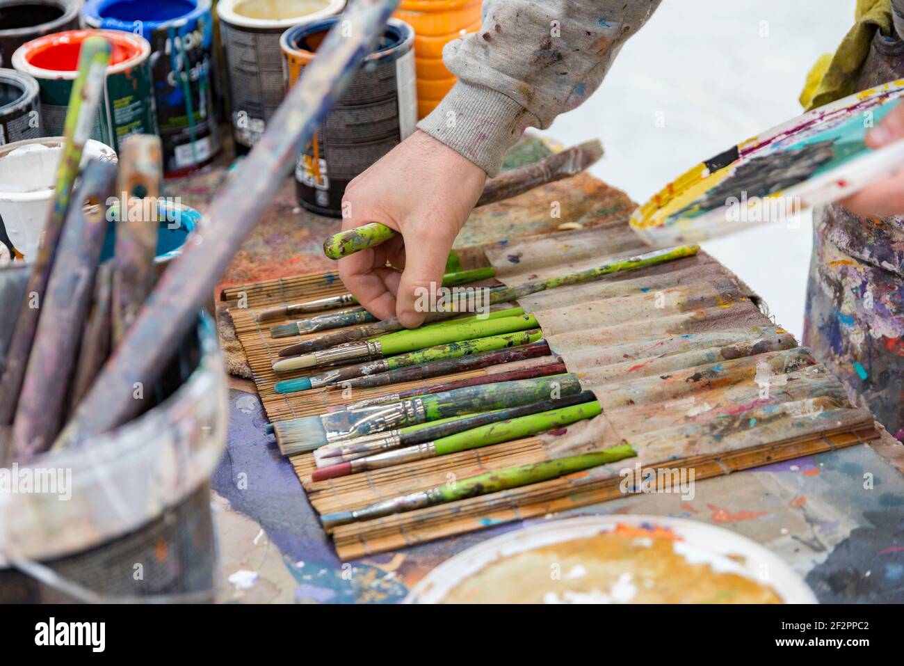 Benaguacil, Spanien. März 2021, 2nd. Detail der Pinsel des Künstlers Antonio Segura Donat (Dulk), Künstler und Schöpfer des Falla-Designs, während des Bauprozesses der Falla.die Valencia Fallas wurden aufgrund der gesundheitlichen Situation durch Pandemie Covid19 verursacht ausgesetzt. Das Werk Fallas muss bis zur zweiten Jahreshälfte 2021 warten. Die Hauptfalla der Plaza del Ayuntamiento ist bereits in die letzte Bauphase eingetreten. Die letzten Details wurden in der Werkstatt des Fallas-Künstlers Alejandro Santaeulalia zusammen mit dem Künstler und Designer Antonio Segura Donat gemacht (Bild: © Stockfoto