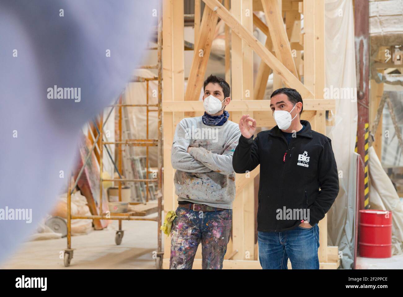 Benaguacil, Spanien. März 2021, 2nd. Antonio Segura Donat (Dulk) Künstler und Schöpfer des Falla-Designs und Alejandro Santaeulalia Serran fallero Künstler, sind während des Bauprozesses der Falla zu sehen.die Valencia Fallas wurden aufgrund der gesundheitlichen Situation durch Pandemie Covid19 verursacht ausgesetzt. Das Werk Fallas muss bis zur zweiten Jahreshälfte 2021 warten. Die Hauptfalla der Plaza del Ayuntamiento ist bereits in die letzte Bauphase eingetreten. Die letzten Details werden in der Werkstatt des Fallas-Künstlers Alejandro Santaeulalia zusammen mit dem Künstler und Designer Antonio Segura do gemacht Stockfoto