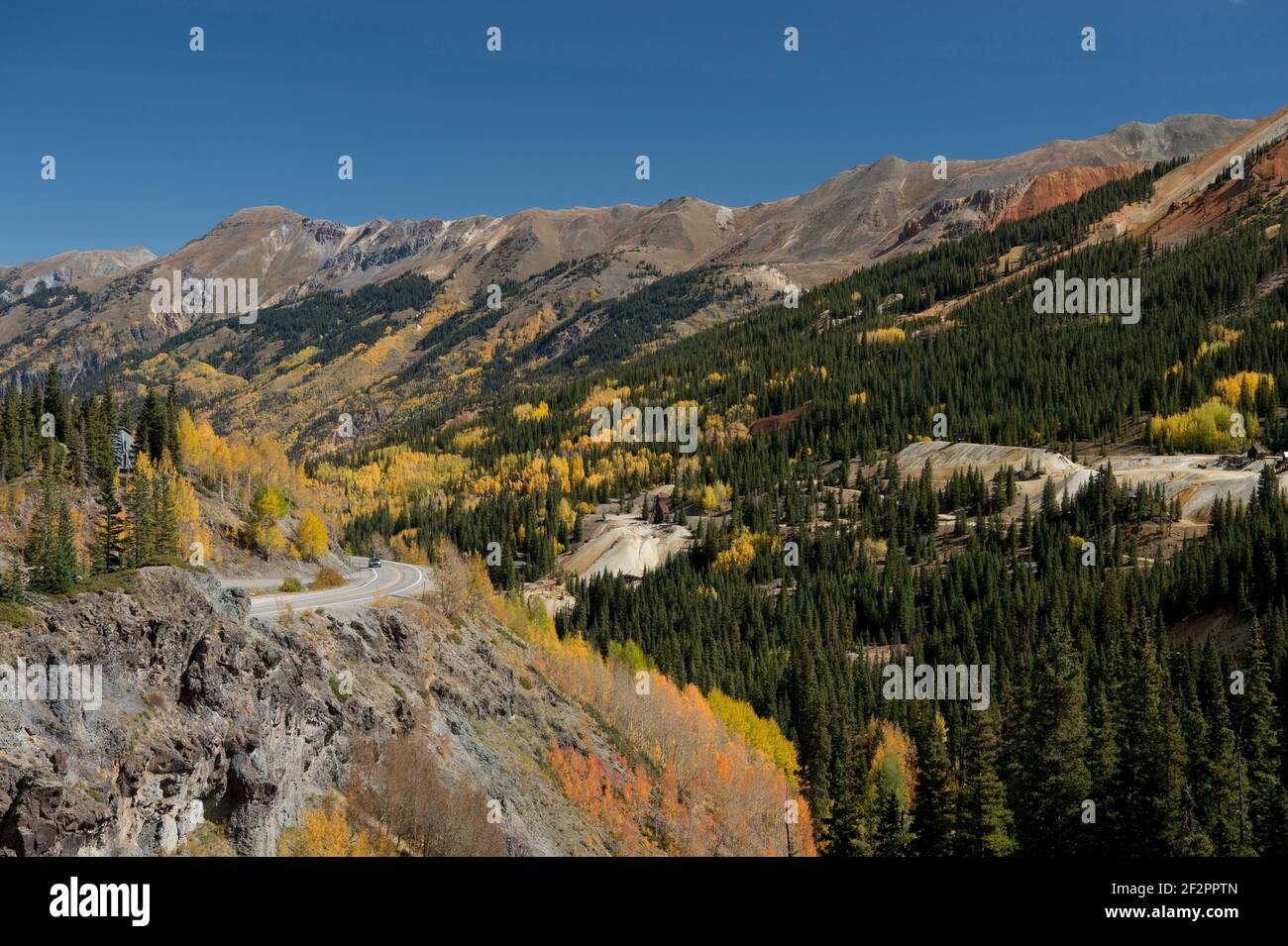 Herbstfarbe entlang des Million Dollar Highway zwischen Silverton und Ouray, Colorado Stockfoto