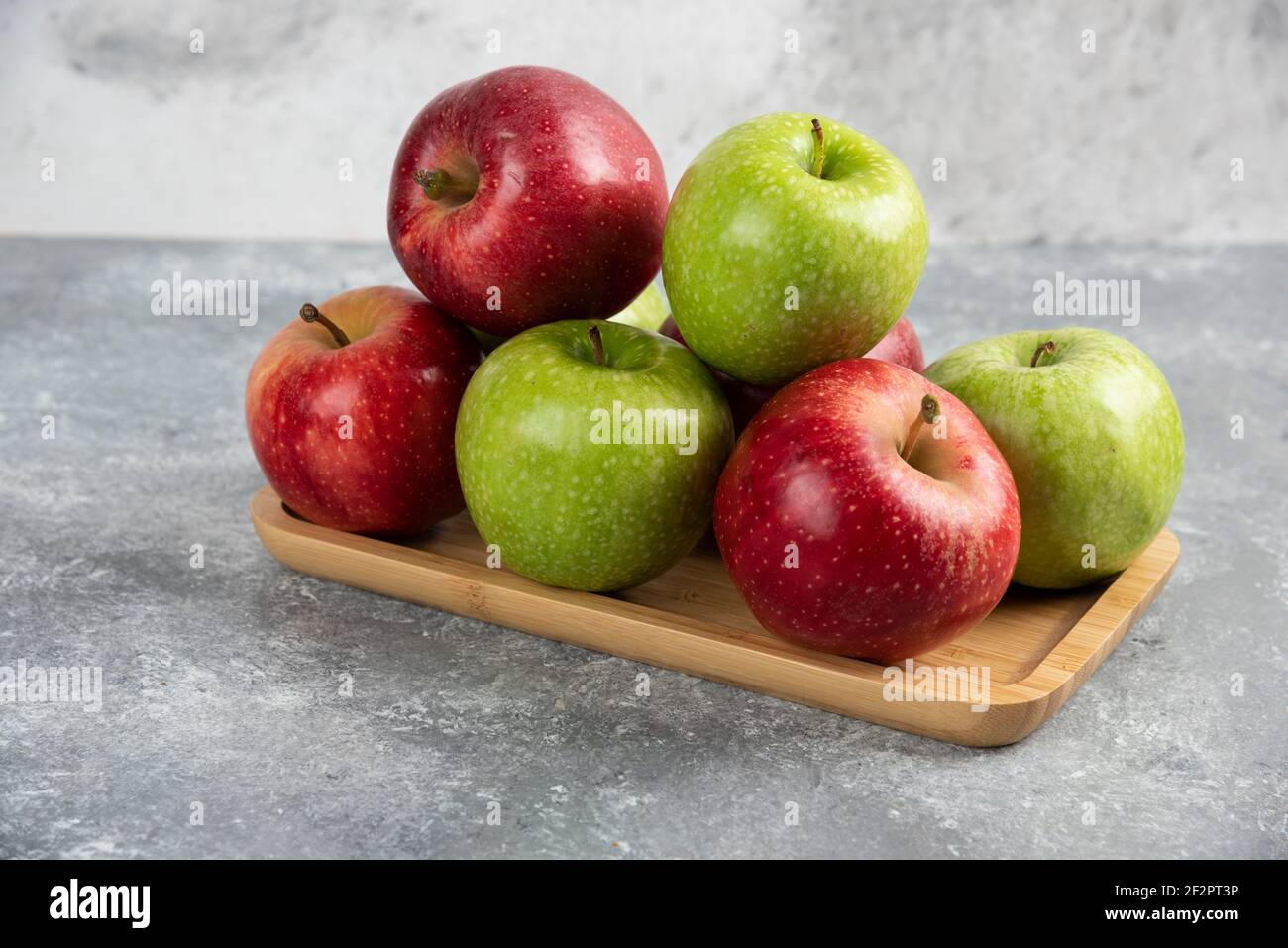 Bündel von frischen grünen und roten Äpfeln auf Holz gelegt Platte Stockfoto