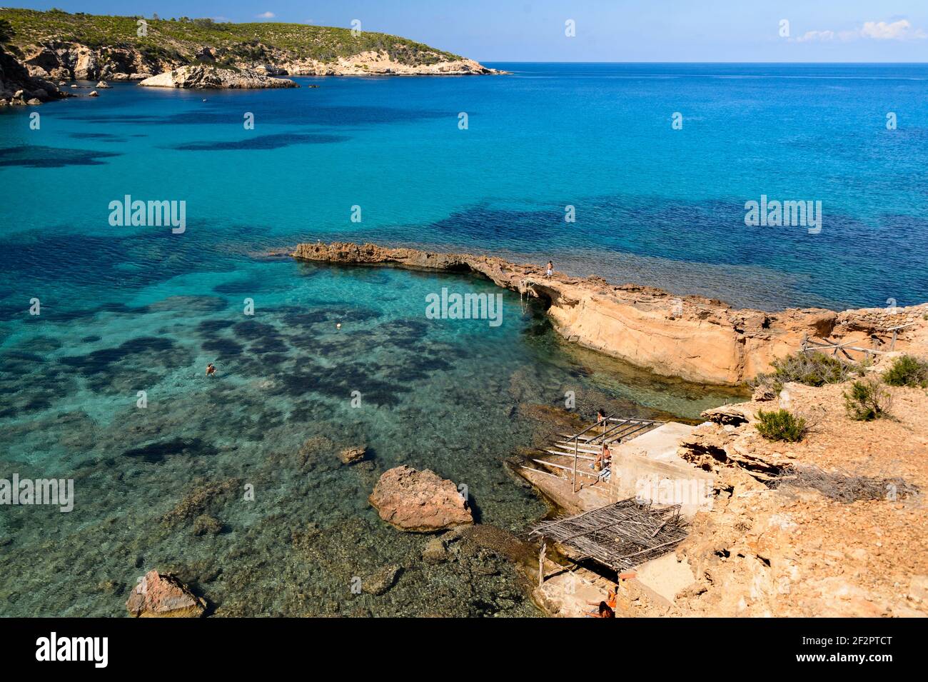 Ibiza, Spanien - 27. September 2017: Cala Xarraca Strand an der Nordküste der Insel Ibiza. Kristallklares Wasser auf diesem fast wilden Strand, wo Stockfoto