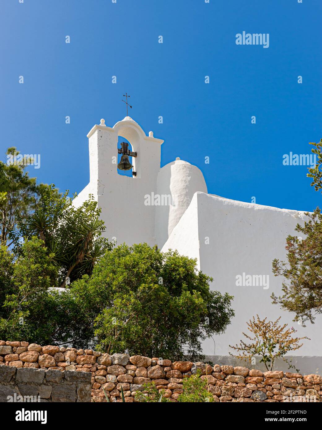 Denkmal 'Puig de Missa'. Glockenturm-Detail. Typische Ibiza Kirche in der Gemeinde Santa Eulalia del Río. Weiß getüncht und weiß getüncht wa Stockfoto