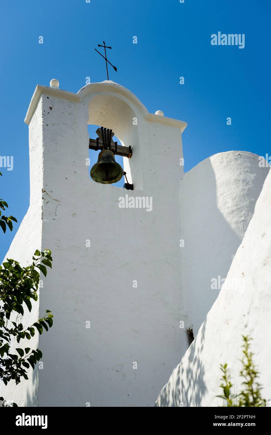 Denkmal 'Puig de Missa'. Glockenturm-Detail. Typische Ibiza Kirche in der Gemeinde Santa Eulalia del Río. Weiß getüncht und weiß getüncht wa Stockfoto