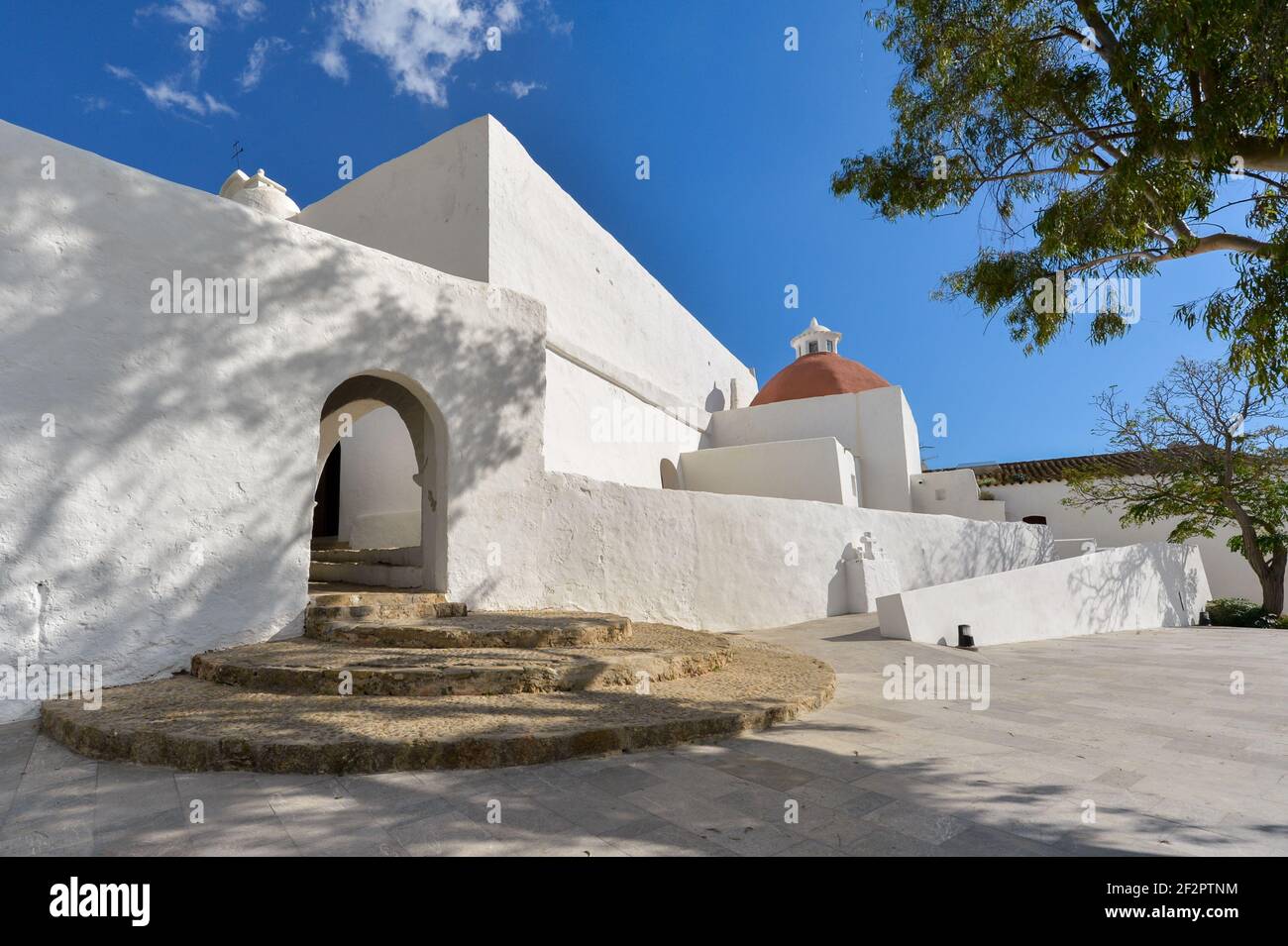 Denkmal ' Puid de Missa ' . Typische Kirche von Ibiza in der Gemeinde Santa Eulalia del Rio entfernt. Weiße Wände und weiß getüncht Stockfoto