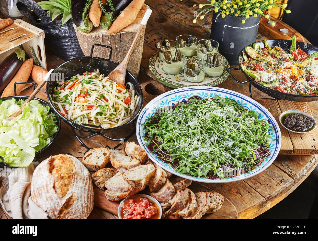 Buffet mit einer großen Auswahl an Gemüsegerichten und Salaten, gesunde Speisen. Stockfoto