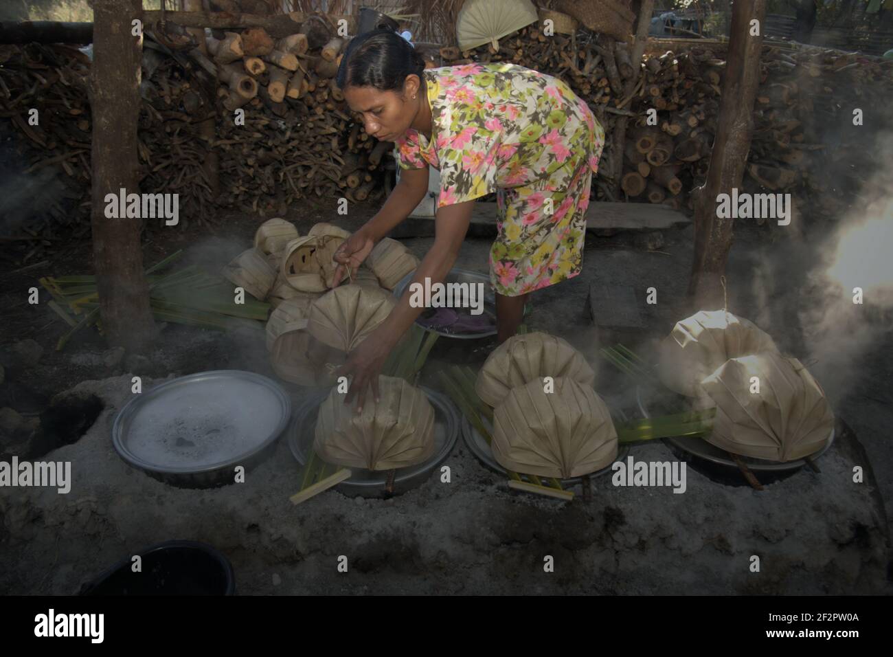 Yunce Unbanu kocht palmsaft, um Palmzucker im Dorf Oehandi, Rote Insel, Indonesien zu machen. Palmzucker ist eine alternative Einkommensquelle für das Dorf Stockfoto