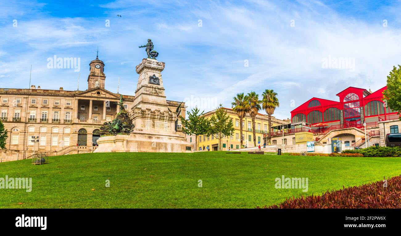 Statue von Prinz Heinrich dem Seefahrer vor dem Börsenpalast in Porto in Portugal Stockfoto