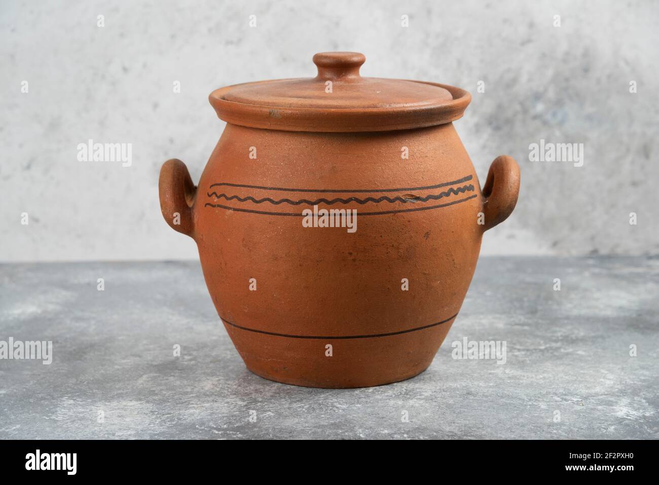 Einzelne Ton antike Vase auf Marmor-Oberfläche platziert Stockfoto