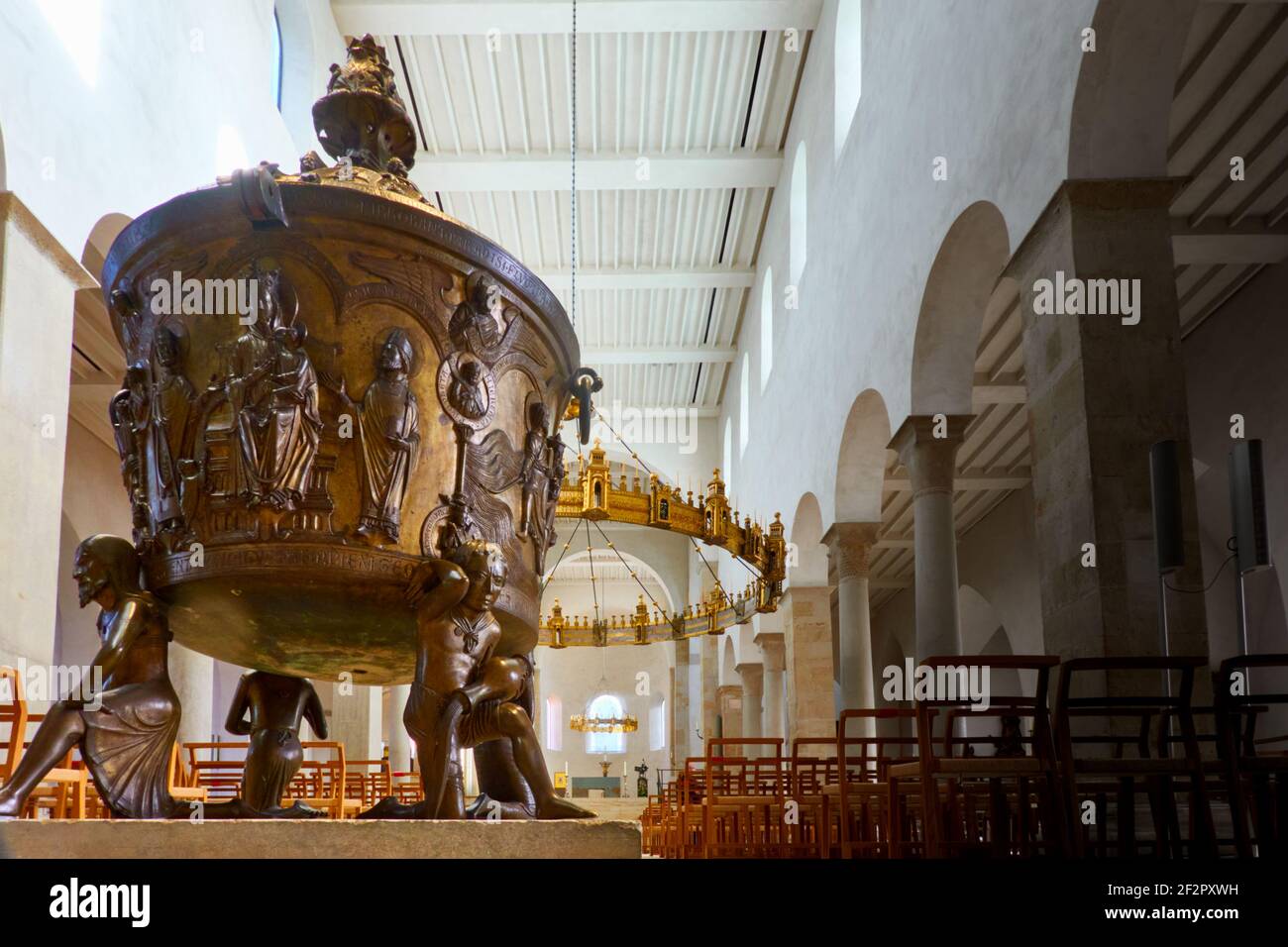 Bronze Taufbecken im Hildesheimer Dom, Hildesheim, 23. Februar 2021 Stockfoto