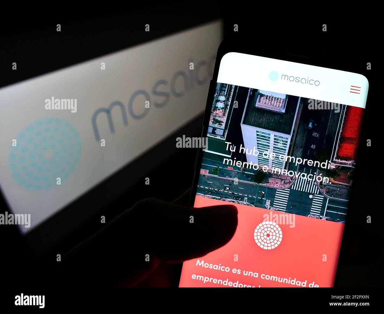 Person hält Smartphone mit Website der brasilianischen Investmentgesellschaft Mosaico Ventures auf dem Bildschirm vor dem Logo. Fokus auf der Mitte des Telefondisplays. Stockfoto