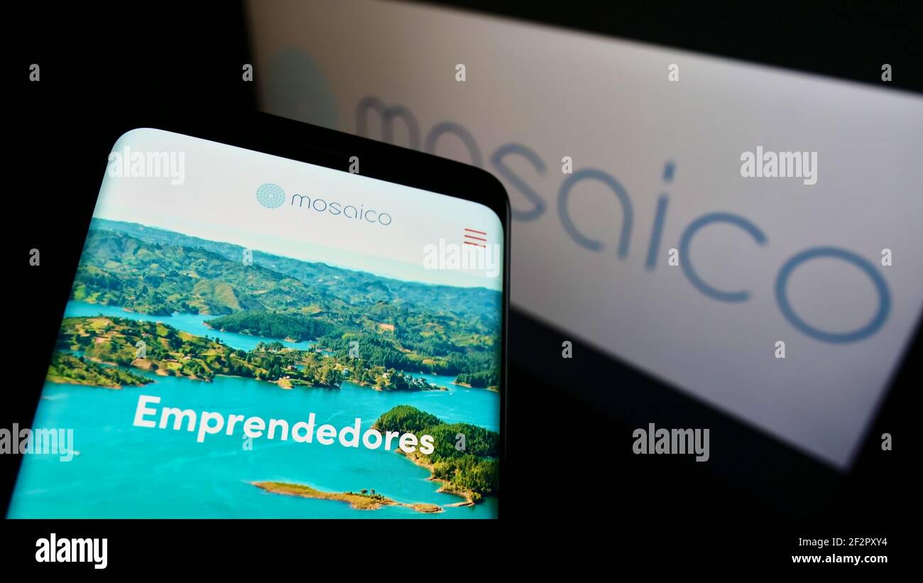 Handy mit Webseite der brasilianischen Investmentgesellschaft Mosaico Ventures auf dem Bildschirm vor dem Logo. Fokus auf Mitte rechts des Telefondisplays. Stockfoto