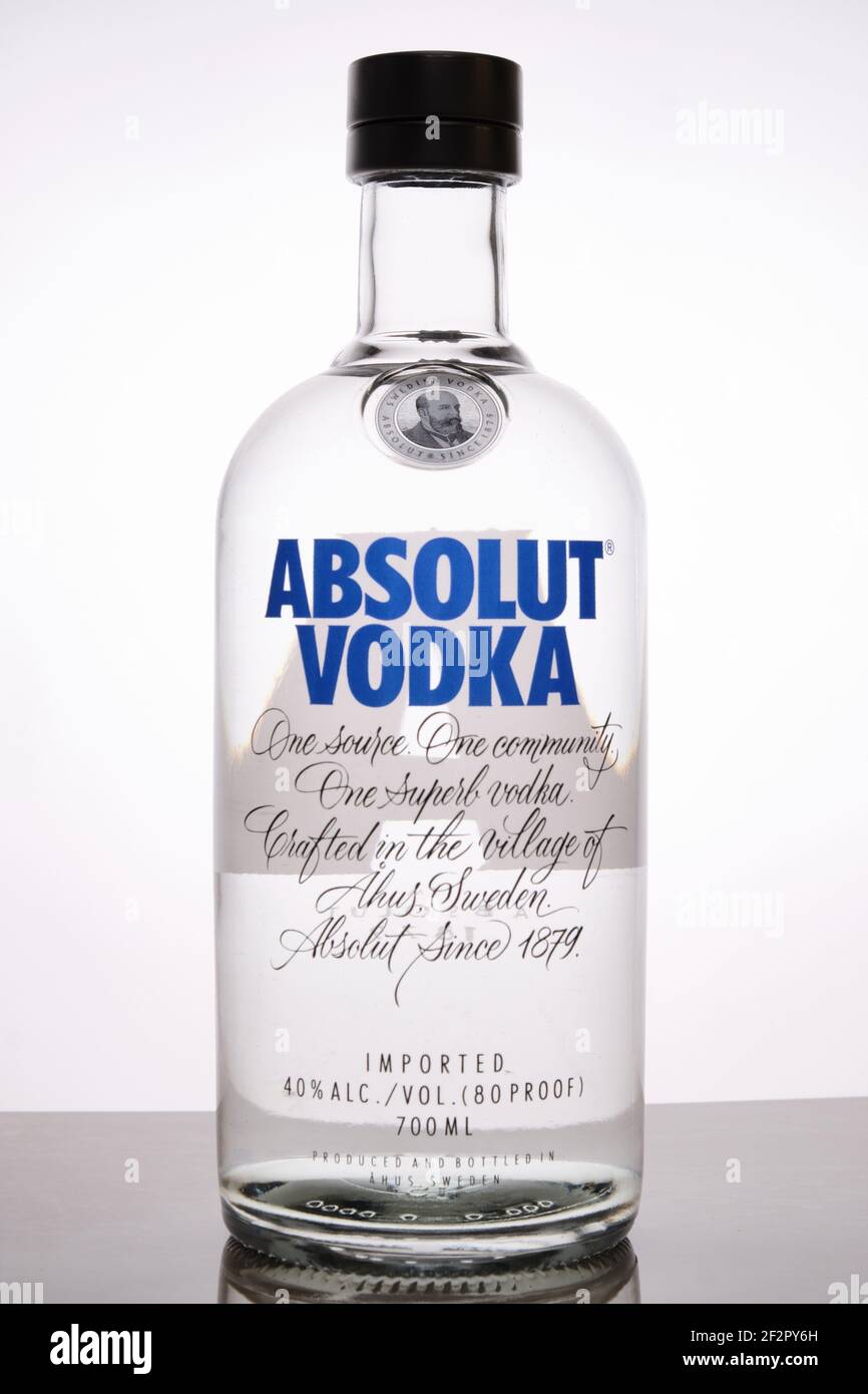 Flasche absolut Vodka vor hellem Hintergrund mit Hintergrundbeleuchtung Stockfoto