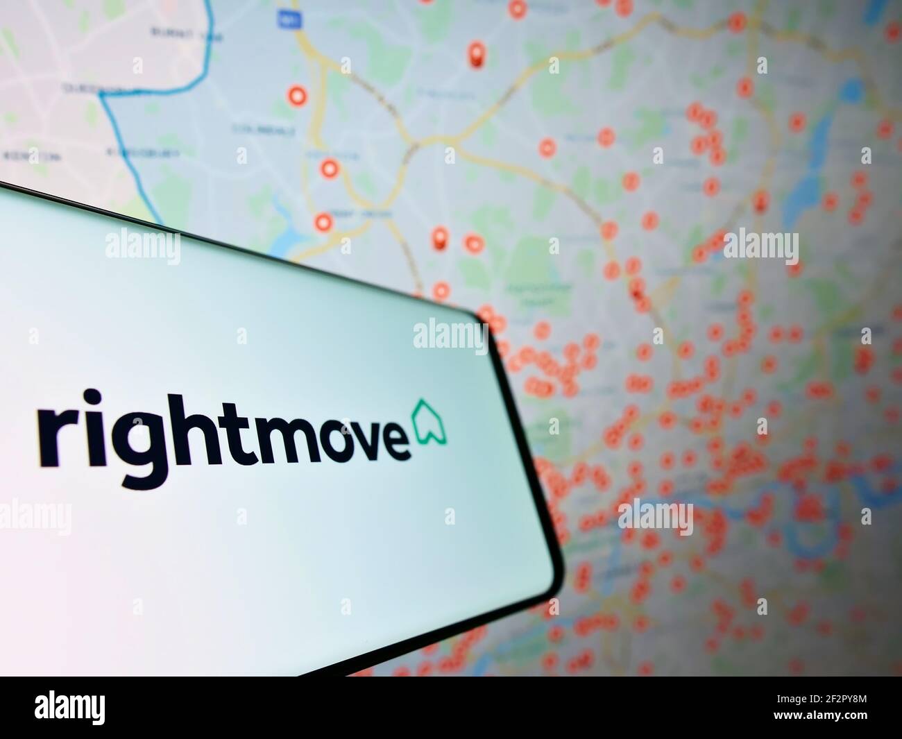 Handy mit Logo des britischen Immobilien-Online-Portals Rightmove plc auf dem Bildschirm vor der Website mit Karte. Fokus auf der Mitte des Telefondisplays. Stockfoto Handy mit Logo des britischen Immobilien-Online-Portals Rightmove plc auf dem Bildschirm vor der Website mit Karte. Fokus auf der Mitte des Telefondisplays. Stockfoto