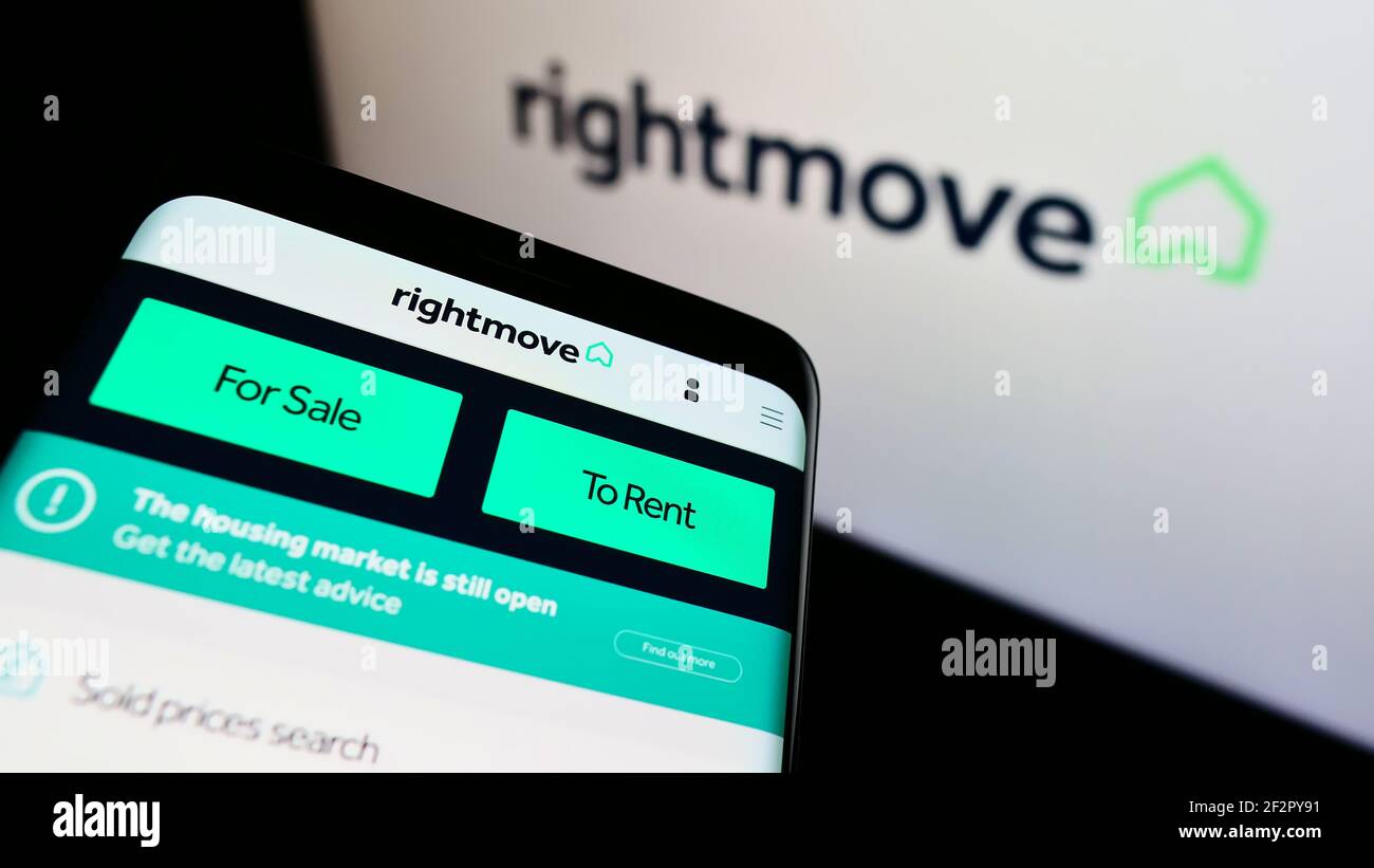 Handy mit Logo des britischen Immobilien-Online-Portals Rightmove plc auf dem Bildschirm vor der Webseite. Konzentrieren Sie sich auf die obere Mitte des Handydisplays. Stockfoto Handy mit Logo des britischen Immobilien-Online-Portals Rightmove plc auf dem Bildschirm vor der Webseite. Konzentrieren Sie sich auf die obere Mitte des Handydisplays. Stockfoto