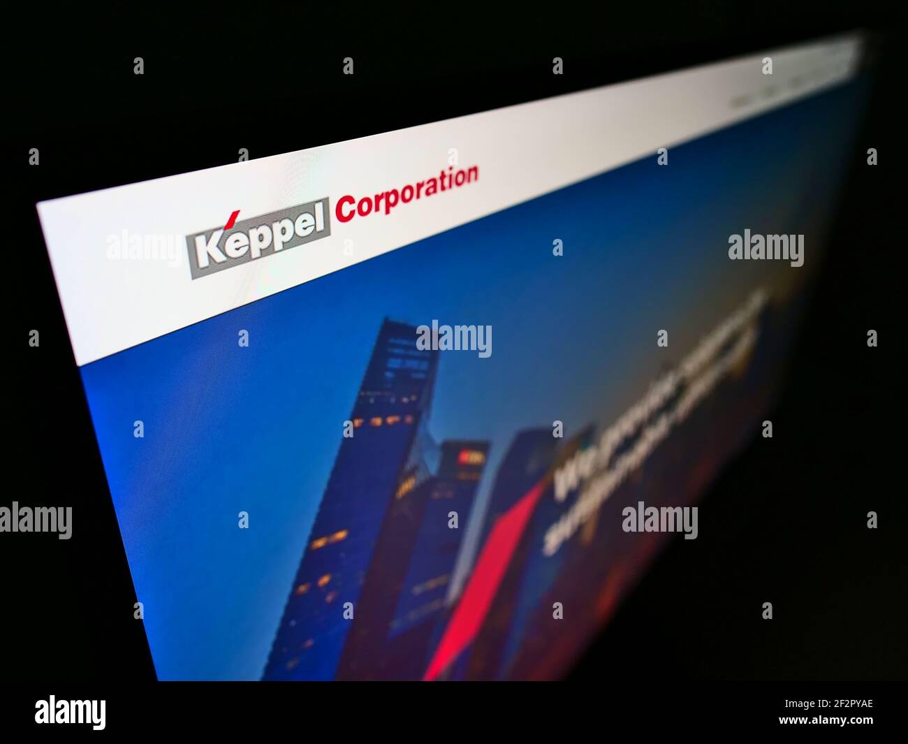 High-Angle-Ansicht der Business-Website mit Firmenlogo des singapurischen Konglomerats Keppel Corporation auf Monitor. Fokus oben links auf dem Bildschirm. Stockfoto