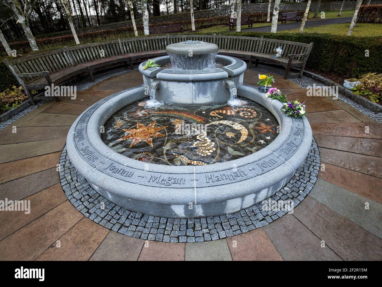 Der Gedenkbrunnen im Garten des Gedenkens auf dem Friedhof Dunblane erinnert an die Opfer des Massakers von Dunblane vor dem 25th. Jahrestag der Schießerei am Samstag. Bilddatum: Freitag, 12. März 2021. Stockfoto