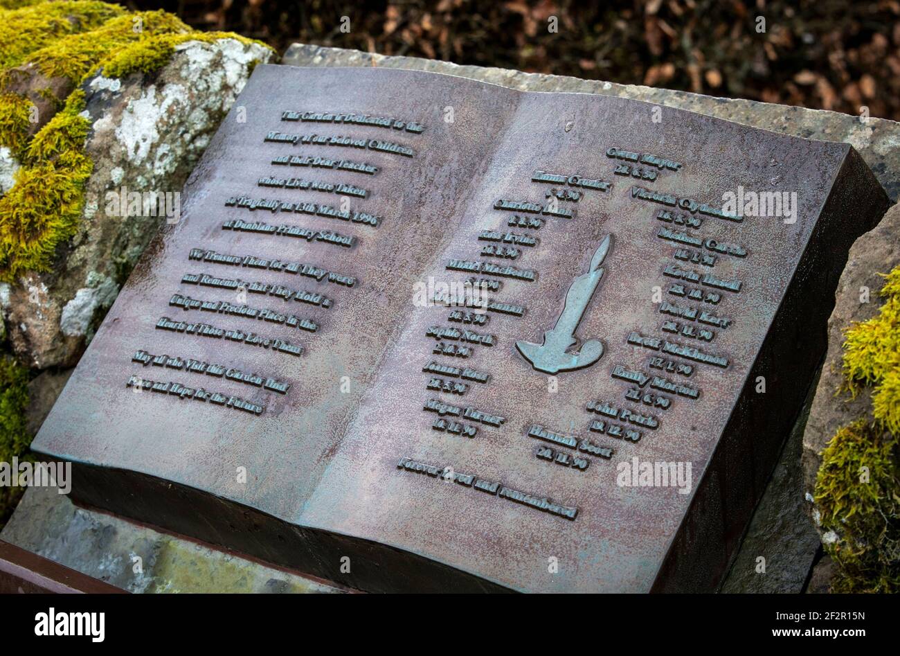 Eine Gedenktafel für die Opfer des Massakers von Dunblane am Eingang zum Garten der Erinnerung auf dem Friedhof von Dunblane vor dem 25th. Jahrestag der Schießerei am Samstag. Bilddatum: Freitag, 12. März 2021. Stockfoto