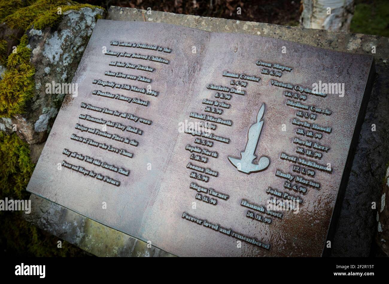 Eine Gedenktafel für die Opfer des Massakers von Dunblane am Eingang zum Garten der Erinnerung auf dem Friedhof von Dunblane vor dem 25th. Jahrestag der Schießerei am Samstag. Bilddatum: Freitag, 12. März 2021. Stockfoto