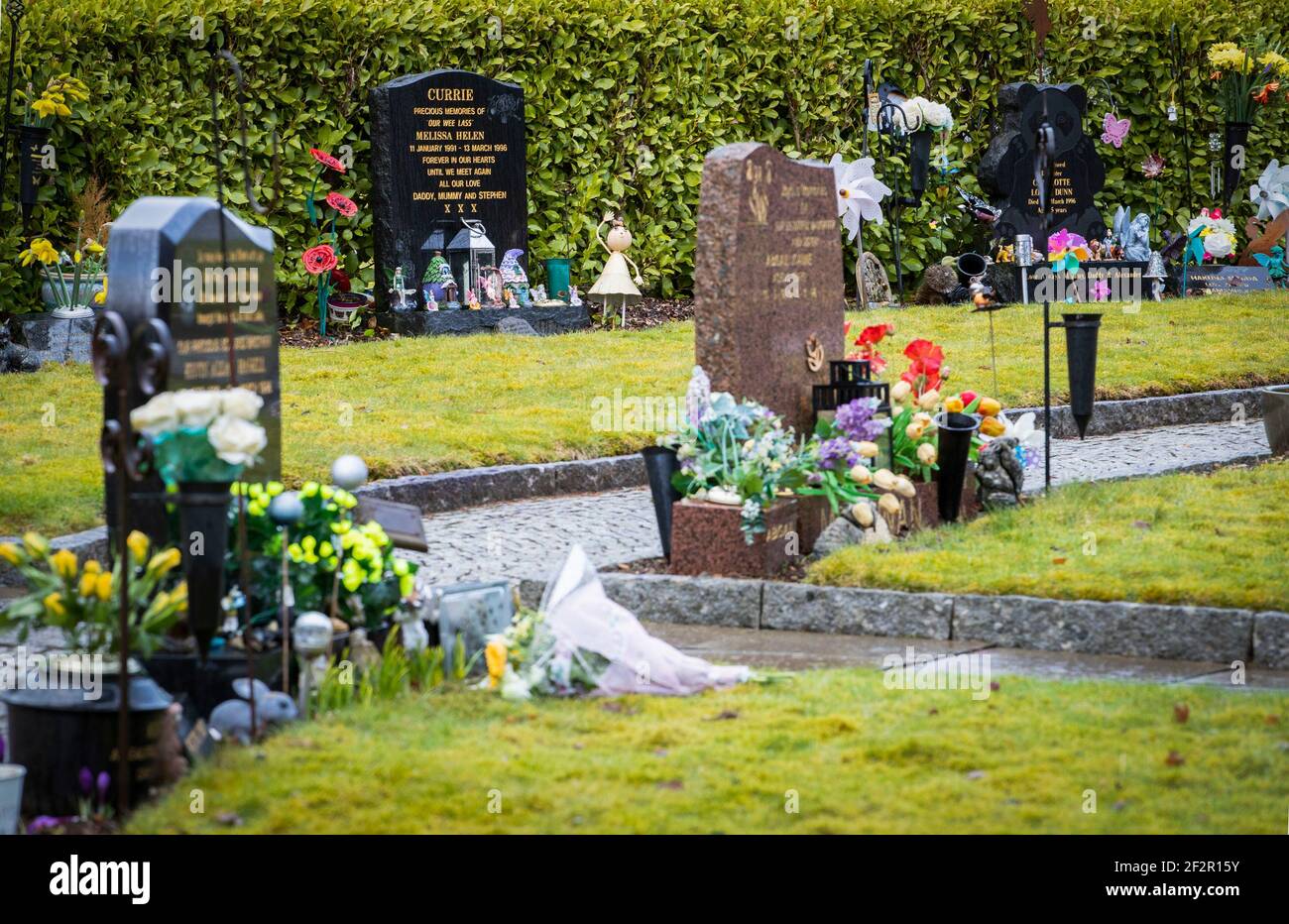 Die Gräber der Opfer des Dunblane Massakers im Garten der Erinnerung auf dem Dunblane Friedhof vor dem 25th. Jahrestag der Schießerei am Samstag. Bilddatum: Freitag, 12. März 2021. Stockfoto