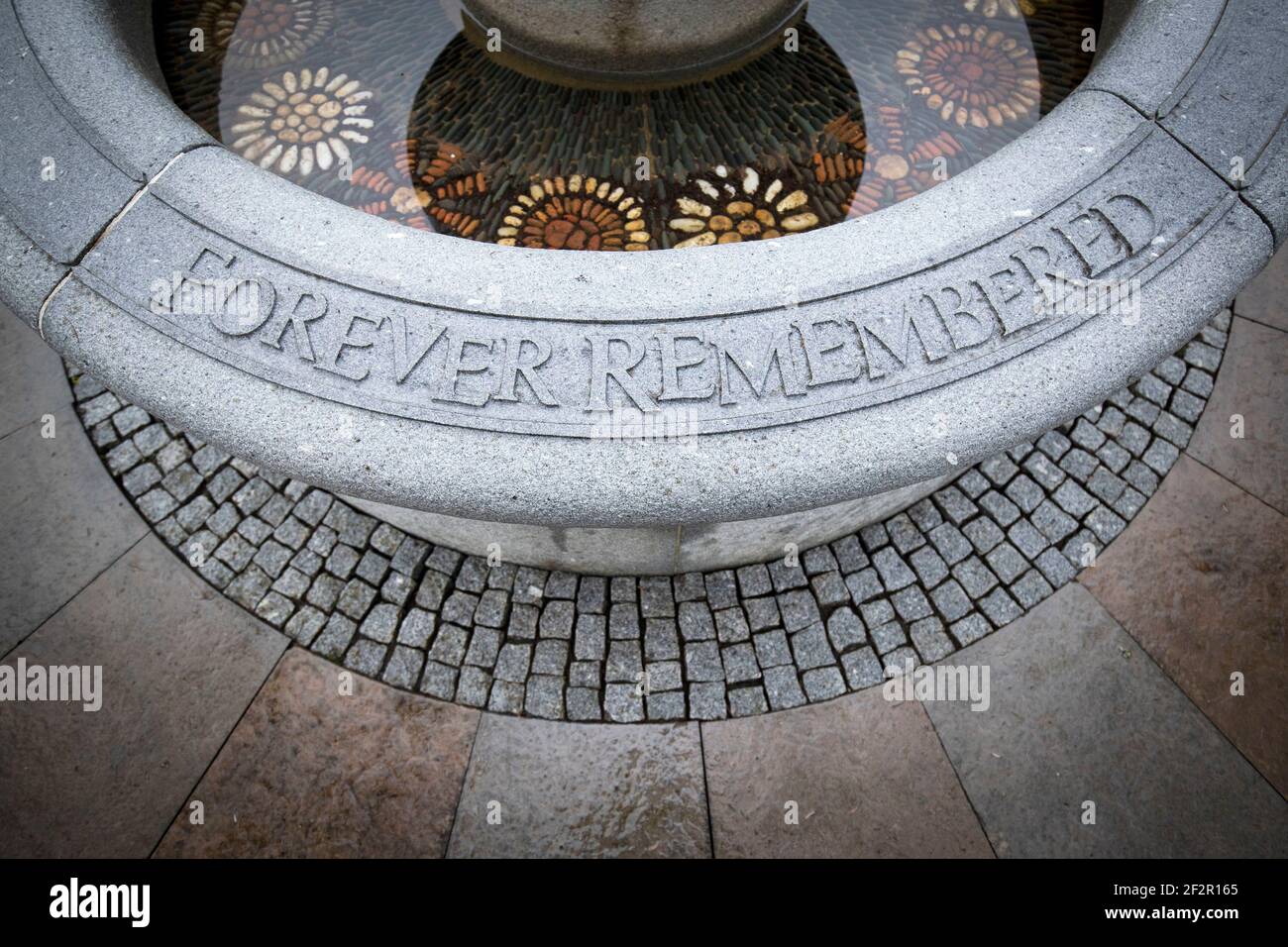 Der Gedenkbrunnen im Garten des Gedenkens auf dem Friedhof Dunblane erinnert an die Opfer des Massakers von Dunblane vor dem 25th. Jahrestag der Schießerei am Samstag. Bilddatum: Freitag, 12. März 2021. Stockfoto