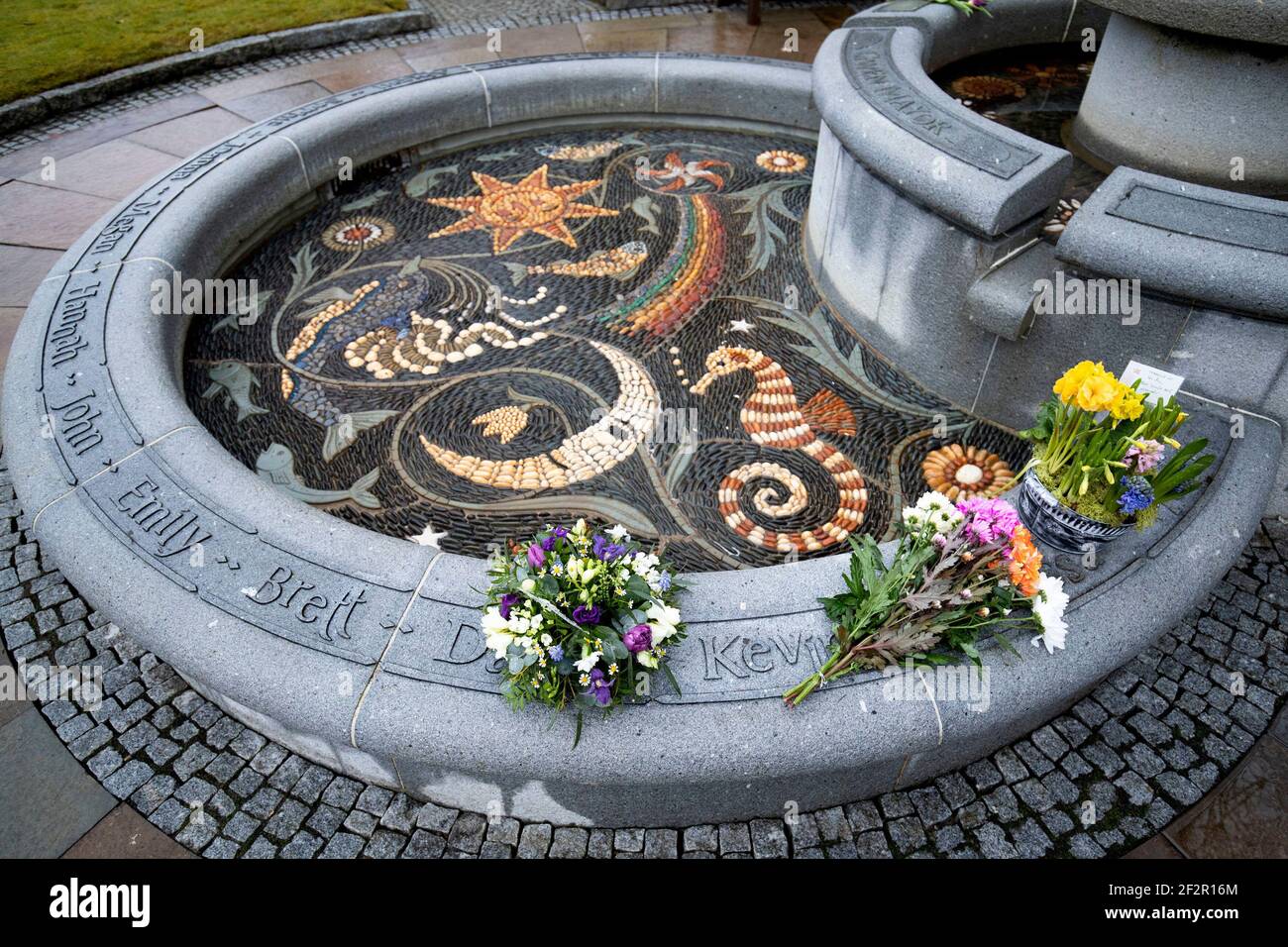 Blumengebete, die vor dem 25th. Jahrestag der Schießerei am Samstag im Gedenkbrunnen auf dem Friedhof von Dunblane für die Opfer des Massakers von Dunblane hinterlassen wurden. Bilddatum: Freitag, 12. März 2021. Stockfoto
