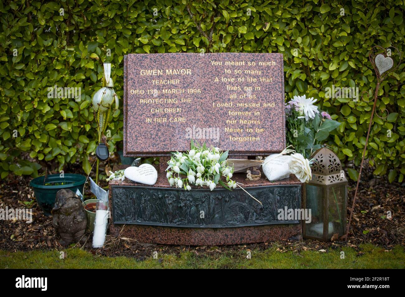 Das Grab des Lehrers Gwen Mayor im Garten der Erinnerung auf dem Dunblane Friedhof, vor dem 25th. Jahrestag des Dunblane Massakers am Samstag. Bilddatum: Freitag, 12. März 2021. Stockfoto