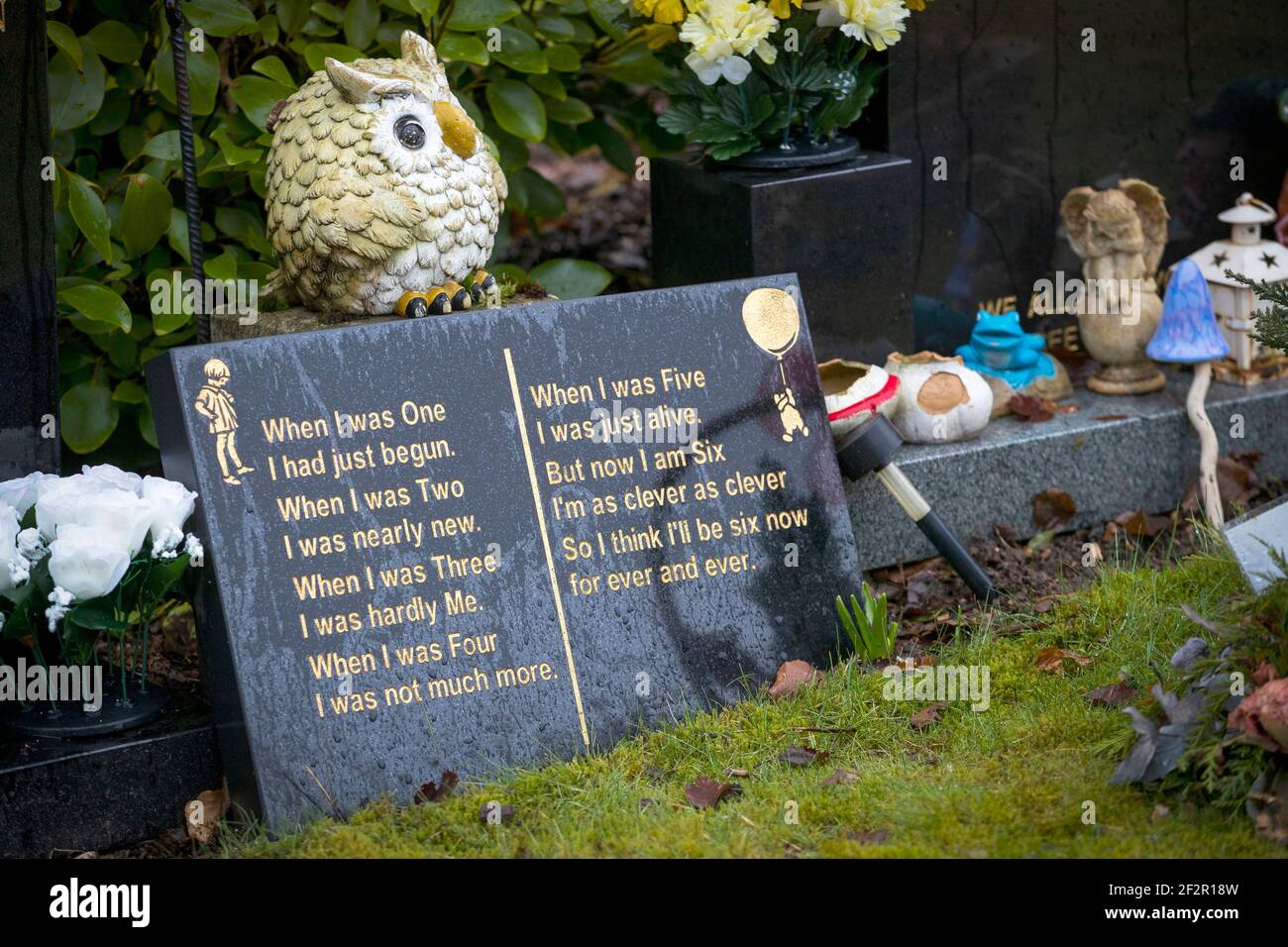 Eine Gedenktafel neben dem Grab eines der Opfer des Dunblane Massakers im Garten der Erinnerung auf dem Dunblane Friedhof, vor dem 25th. Jahrestag der Schießerei am Samstag. Bilddatum: Freitag, 12. März 2021. Stockfoto