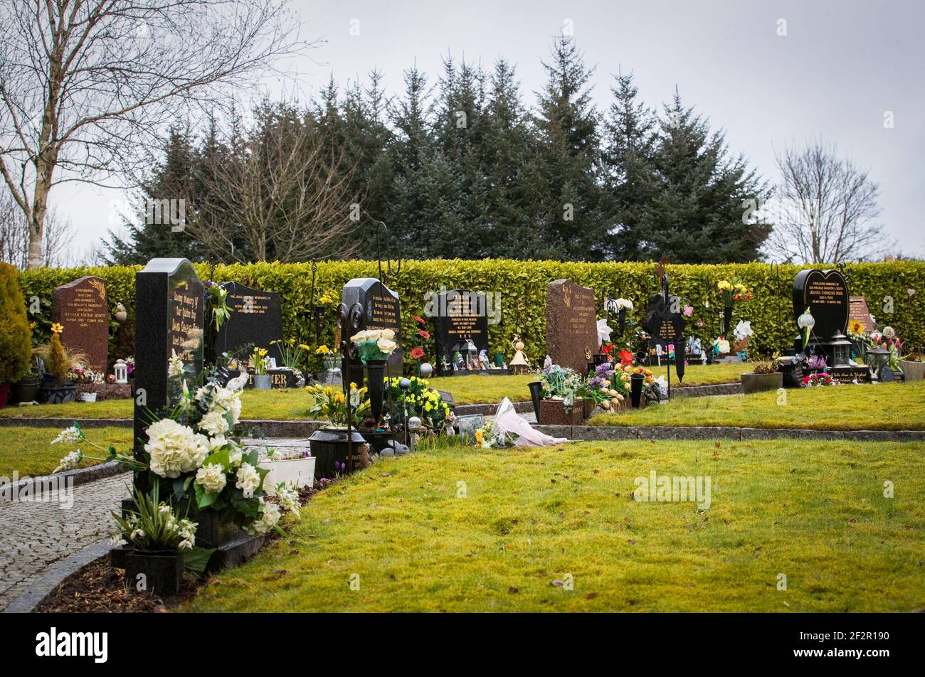 Die Gräber der Opfer des Dunblane Massakers im Garten der Erinnerung auf dem Dunblane Friedhof vor dem 25th. Jahrestag der Schießerei am Samstag. Bilddatum: Freitag, 12. März 2021. Stockfoto