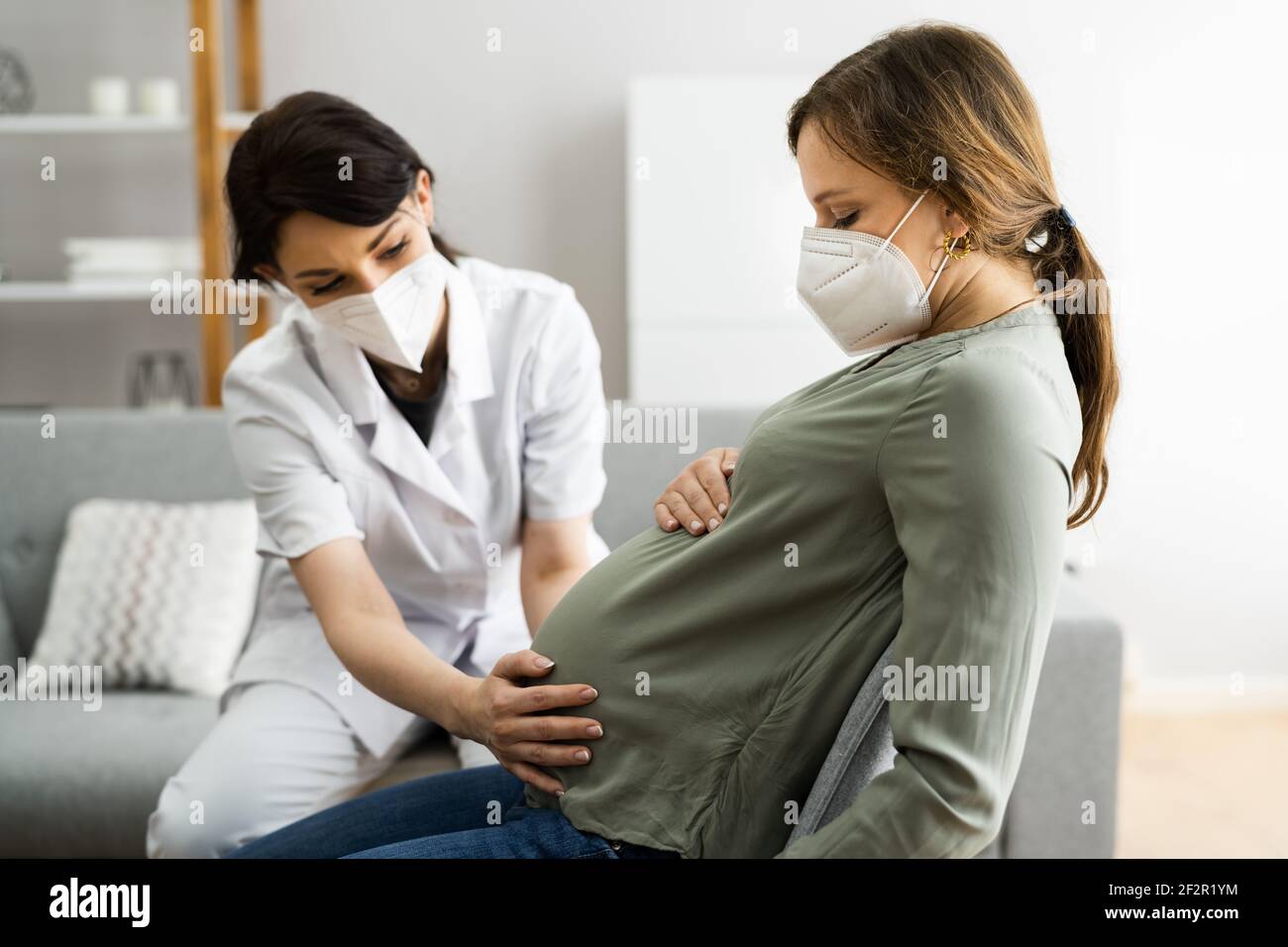 Doula Therapie Pflege Und Massage In Covid Gesundheit Maske Stockfoto